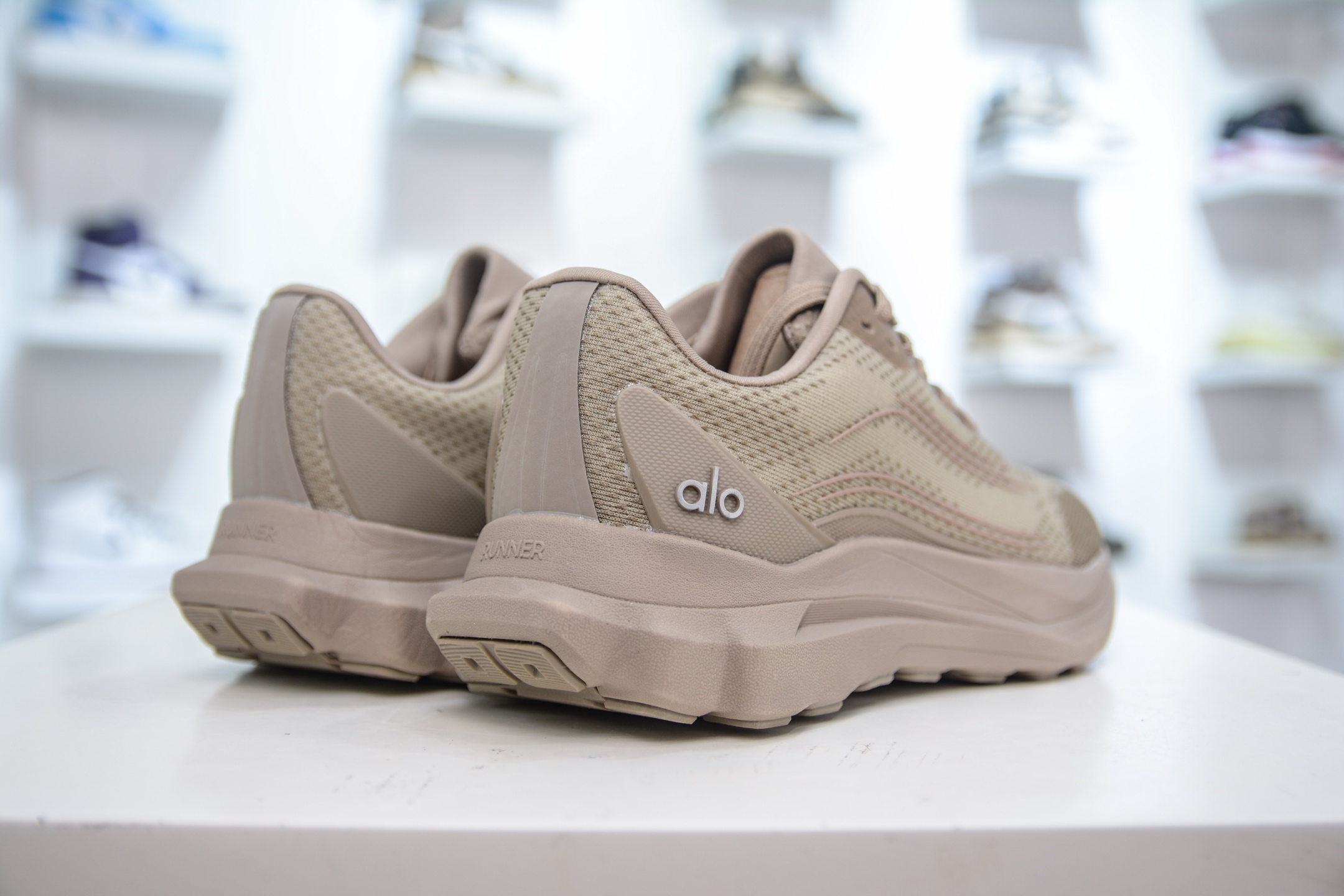 Alo Yoga Runner Women's Low-Top Running Shoes | Comfortable & Durable 6 i1750521249172 8648 0 5