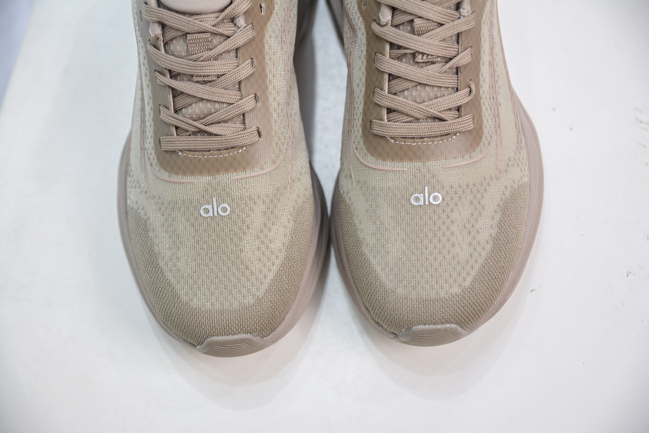 Alo Yoga Runner Women's Low-Top Running Shoes | Comfortable & Durable 9 i1750521249243 5136 0 8