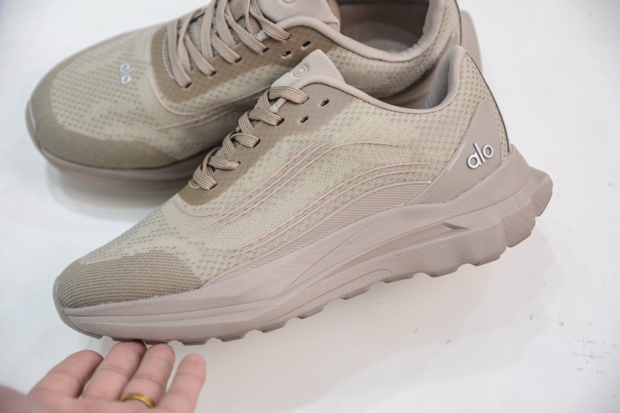 Alo Yoga Runner Women's Low-Top Running Shoes | Comfortable & Durable 7 i1750521250213 5719 0 6