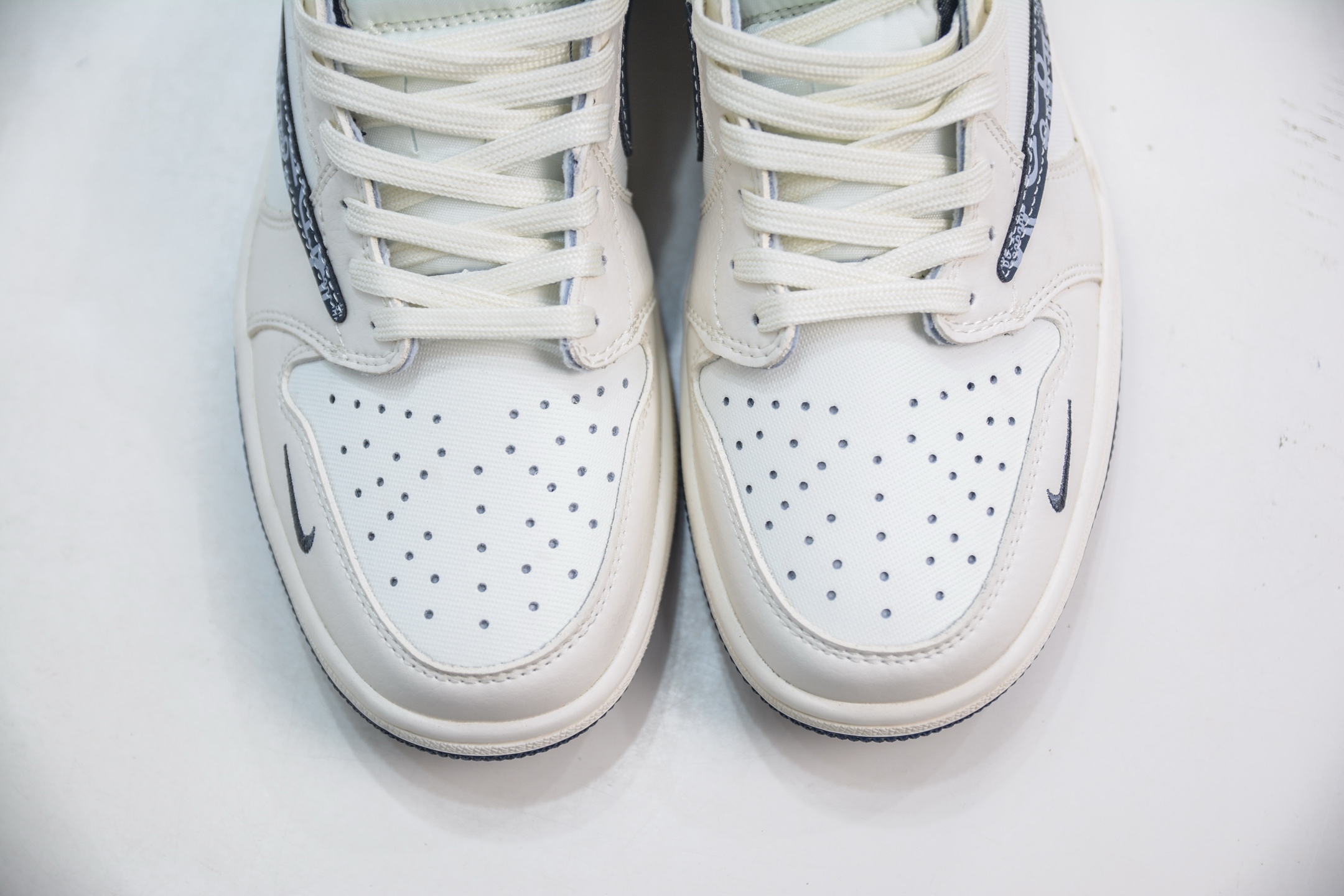 TS x Air Jordan 1 Low x Dior White & Navy Custom Sneakers Collab 9 i1750522487993 1010 0 8