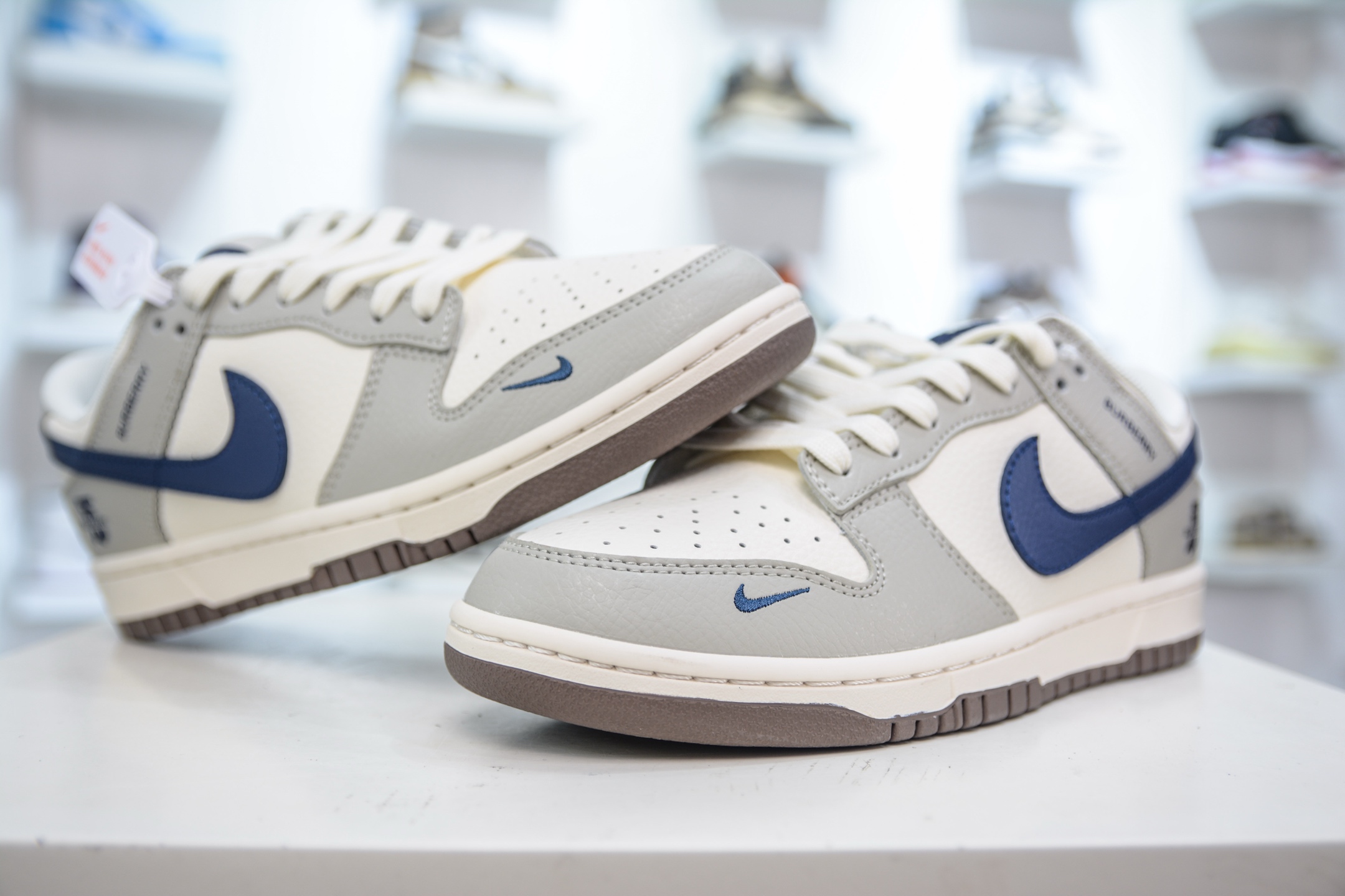 Nike SB Dunk Low x Burberry White Grey Blue Collaboration 4 i1750522981891 8295 0 3