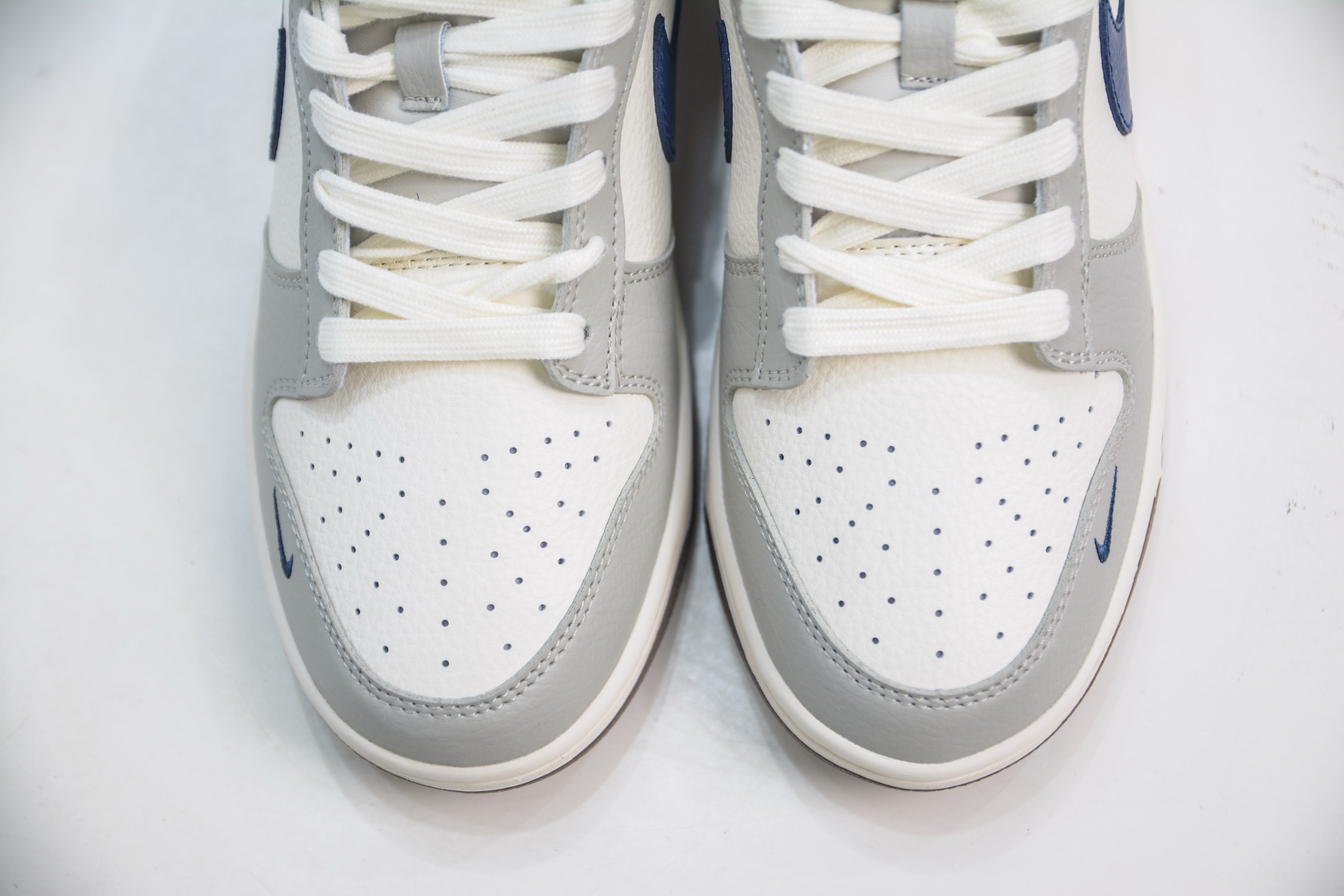 Nike SB Dunk Low x Burberry White Grey Blue Collaboration 9 i1750522982075 889 0 8