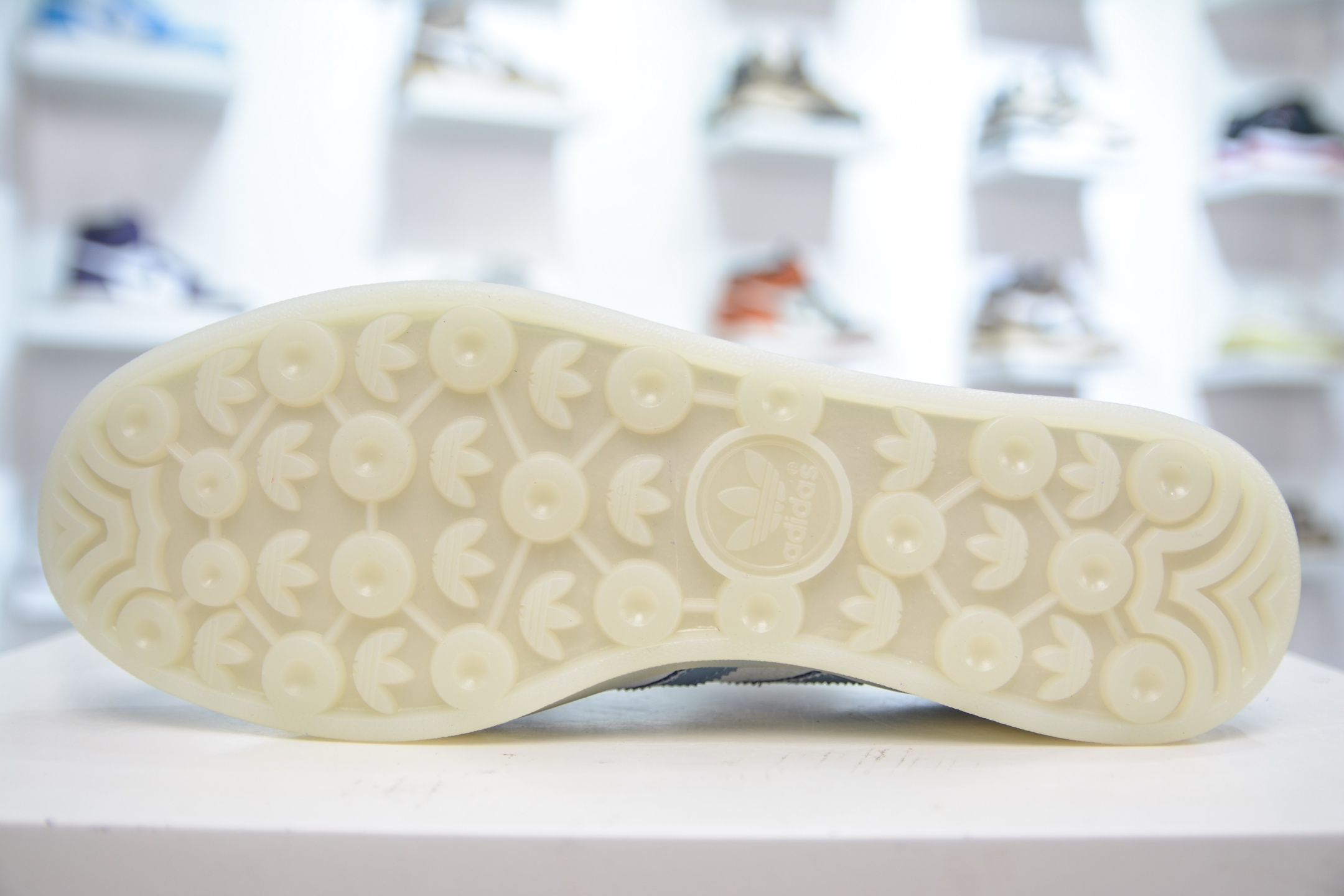 160 AD Gazelle Indoor Trainers 羚羊内训系列低帮复古百搭休闲运动德训风板鞋 JI2711-Chinese UA Cheap High Quatity Brand Clothes Bags handbags Sneakers wholesale wholesaler seller from China Factory suppliers Fashion Clothing Shoes best Quality Beautiful Price 160 AD Gazelle Indoor Trainers 羚羊内训系列低帮复古百搭休闲运动德训风板鞋 JI2711