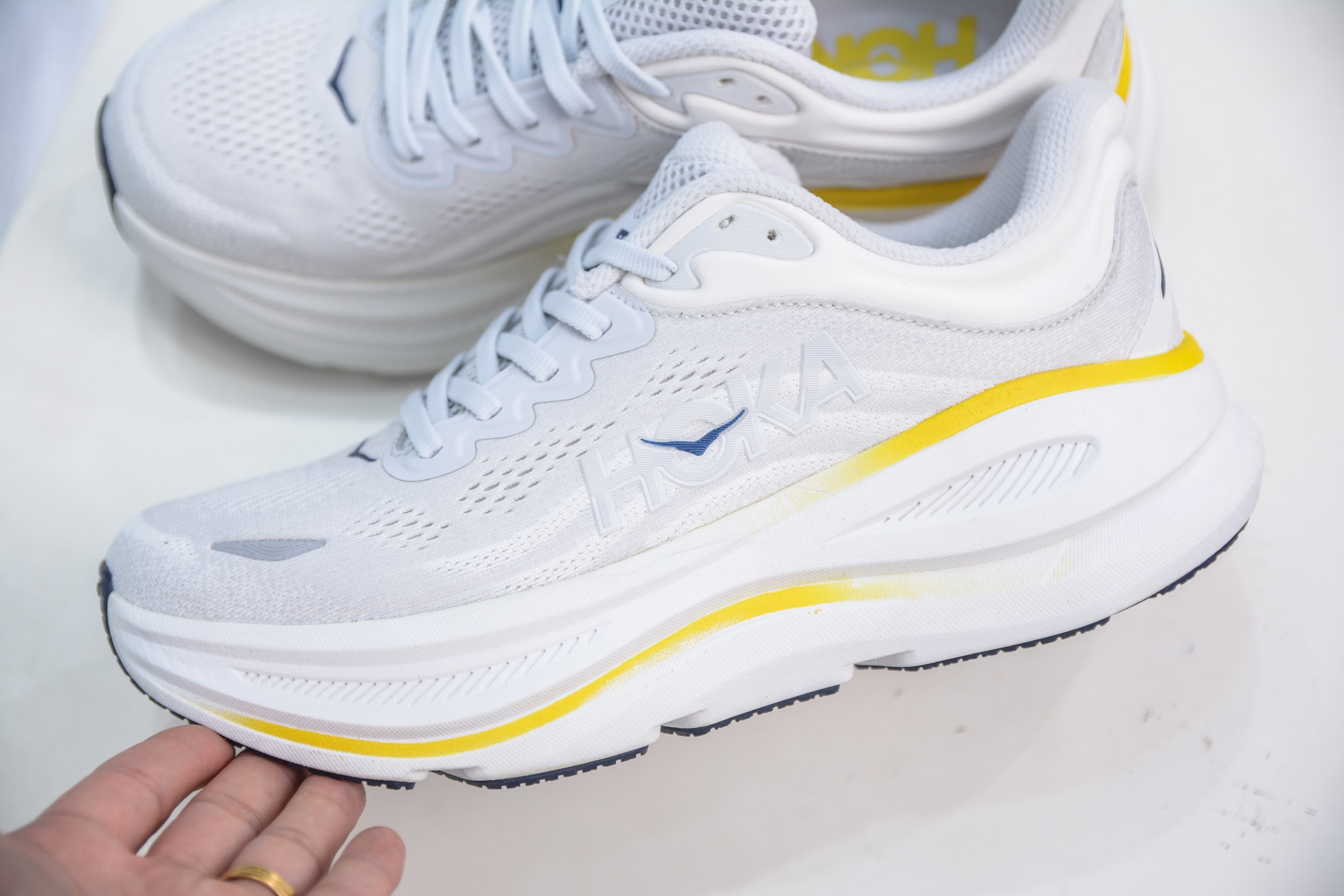 180 HOKA ONE ONE Bondi 9 克利夫顿9代系列 低帮厚底网织轻量休闲运动慢跑鞋 1162013/WWH