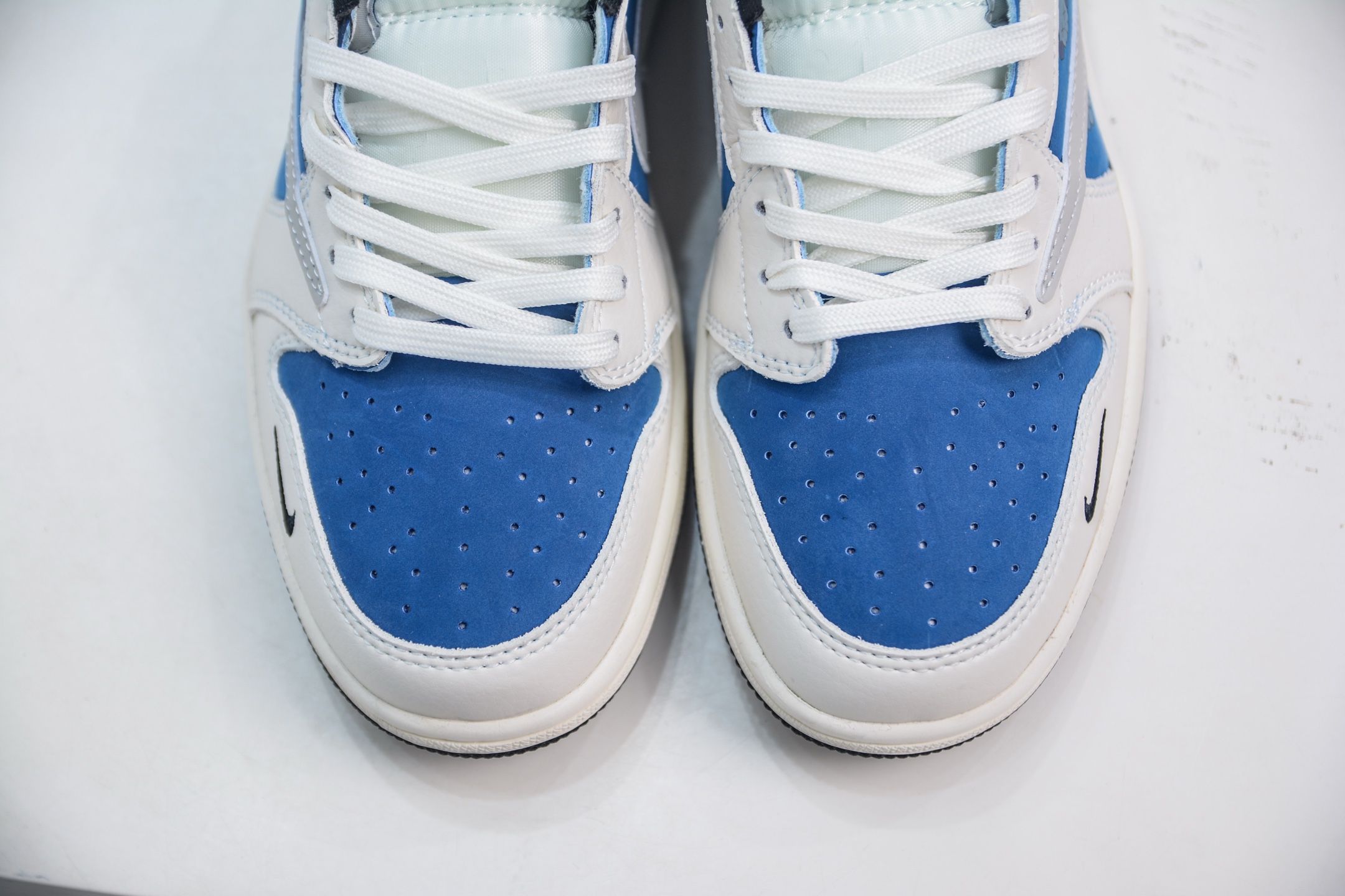 TS x Air Jordan 1 Low Kaws White Blue Gold Low-Top Sneakers 9 i1750692540550 7109 0 8
