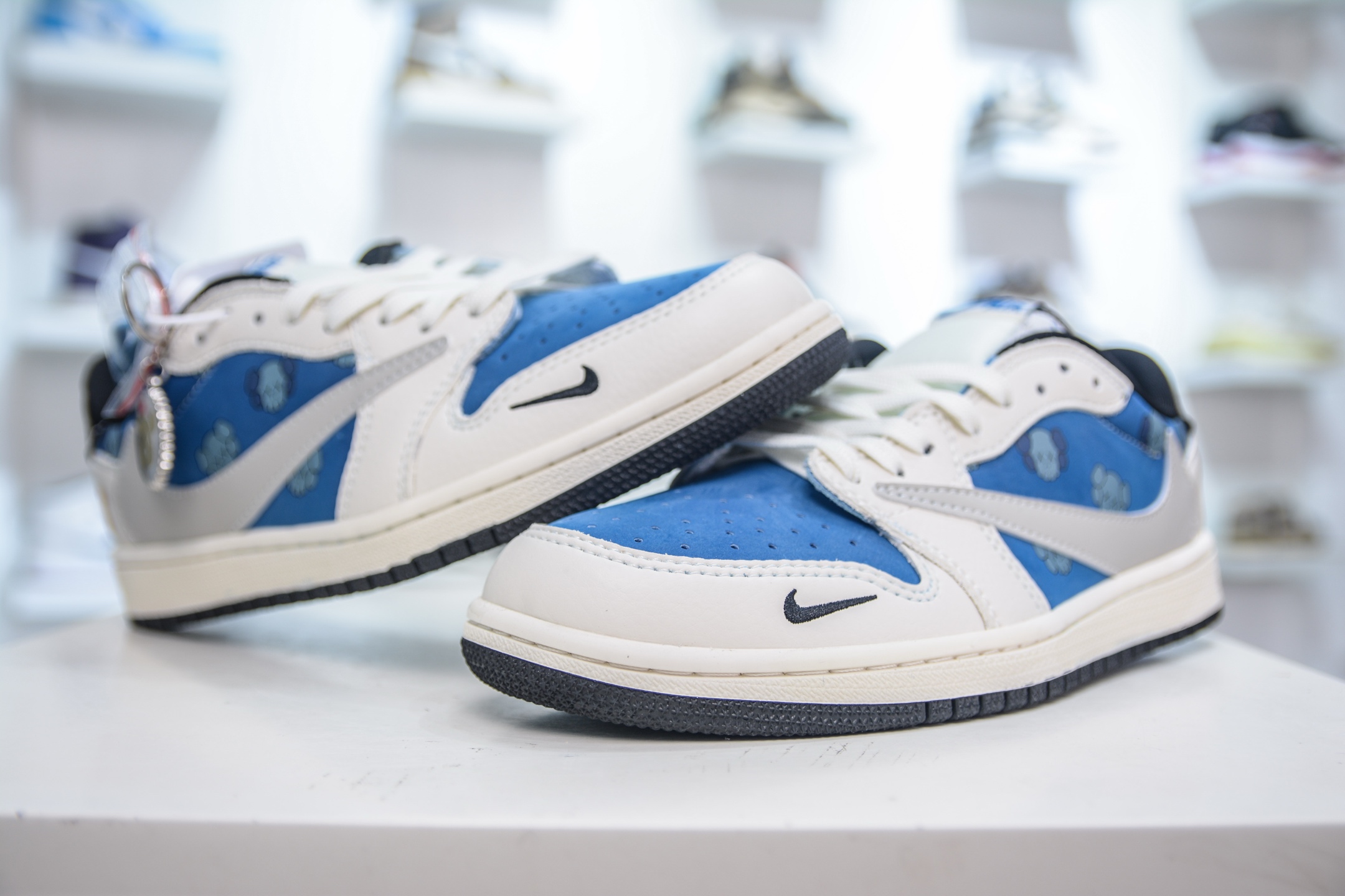 TS x Air Jordan 1 Low Kaws White Blue Gold Low-Top Sneakers 4 i1750692540593 164 0 3