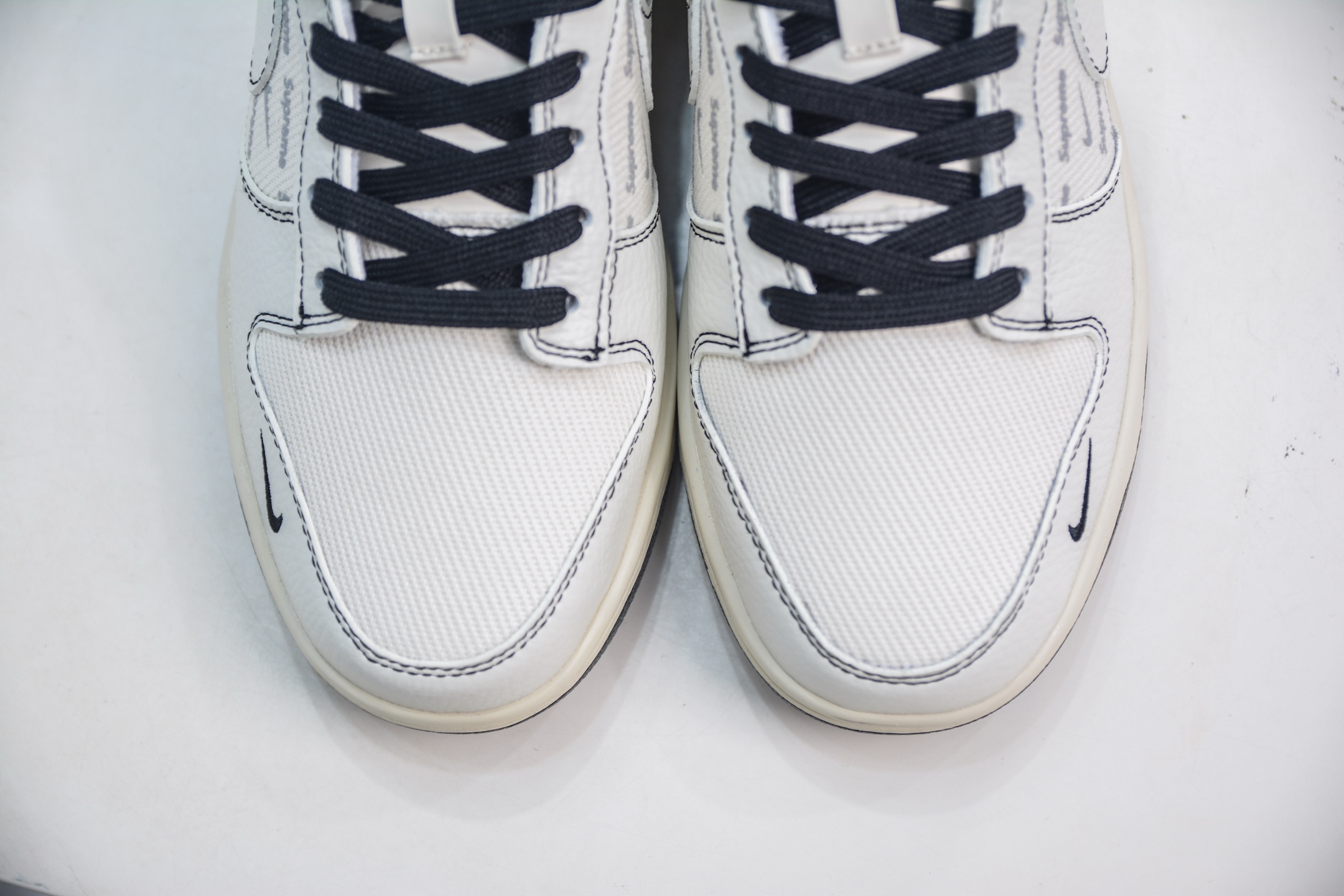 Nike SB Dunk Low x Supreme Collab - White/Black Premium Sneakers 10 i1750859209533 5559 0 8