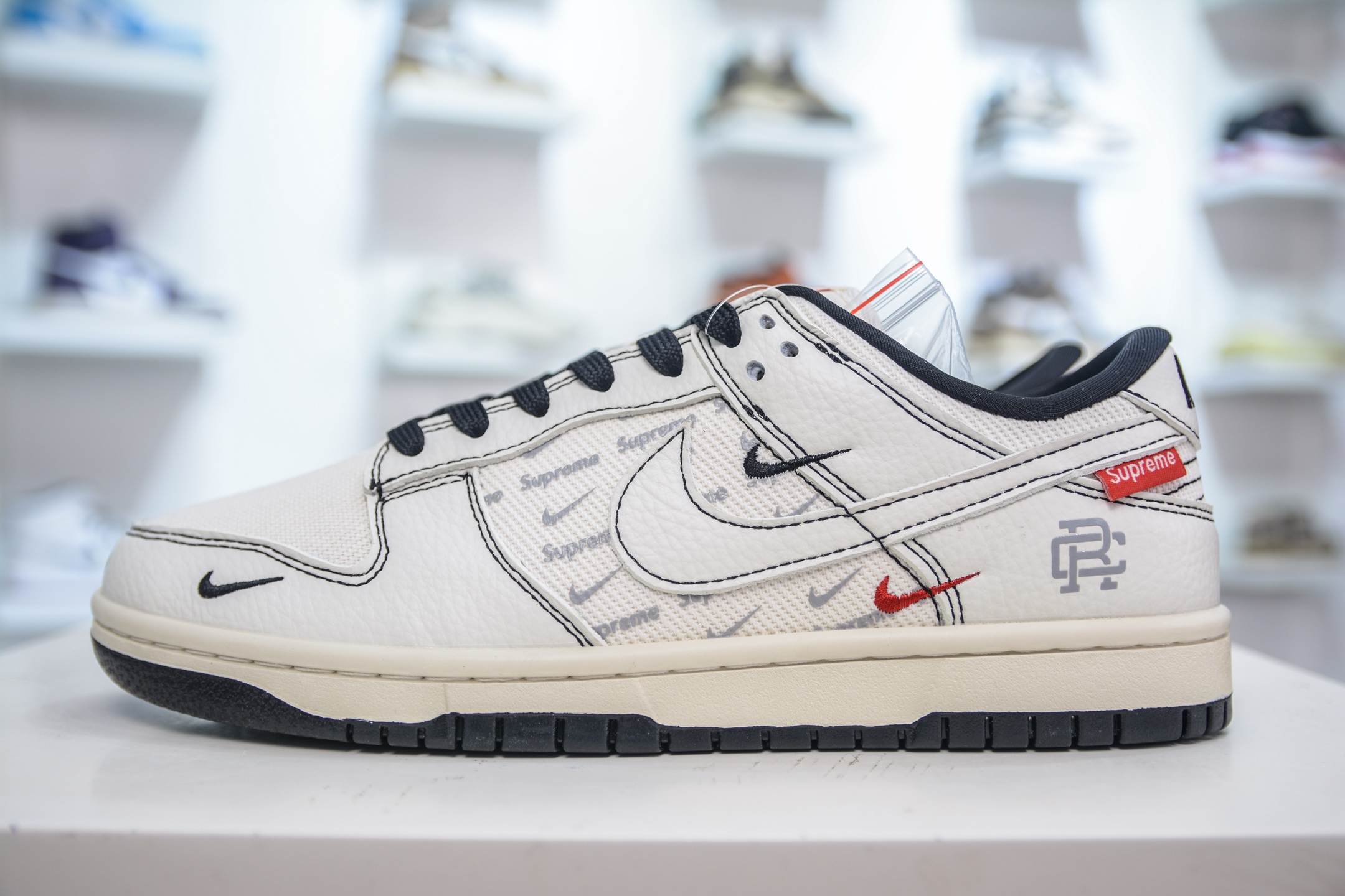 Nike SB Dunk Low x Supreme Collab - White/Black Premium Sneakers 2 i1750859216407 722 0 0