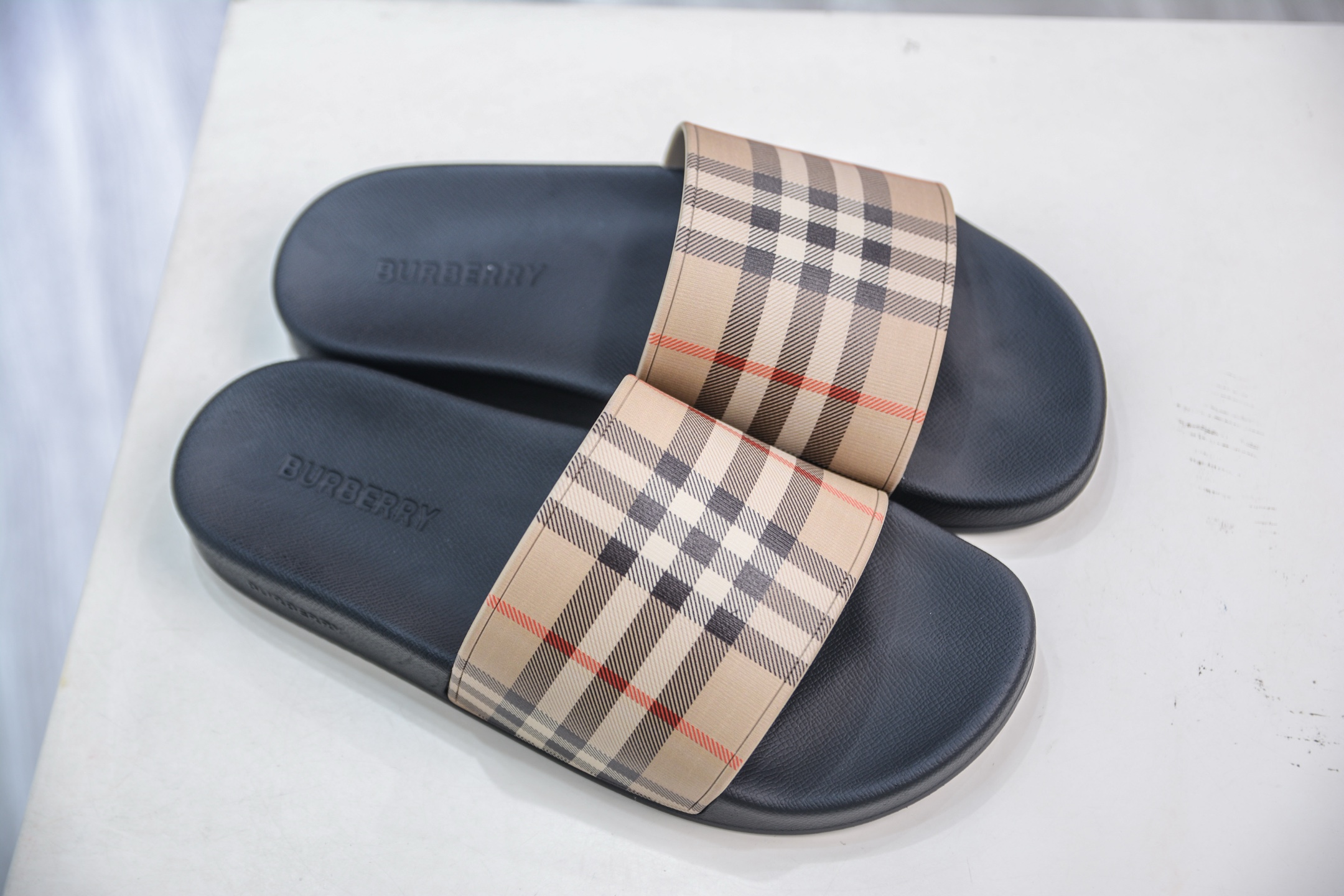 200 Burberry Vintage 巴宝莉拖鞋夏季新款经典格纹拖鞋复古格纹拖鞋-Chinese UA Cheap High Quatity Brand Clothes Bags handbags Sneakers wholesale wholesaler seller from China Factory suppliers Fashion Clothing Shoes best Quality Beautiful Price 200 Burberry Vintage 巴宝莉拖鞋夏季新款经典格纹拖鞋复古格纹拖鞋