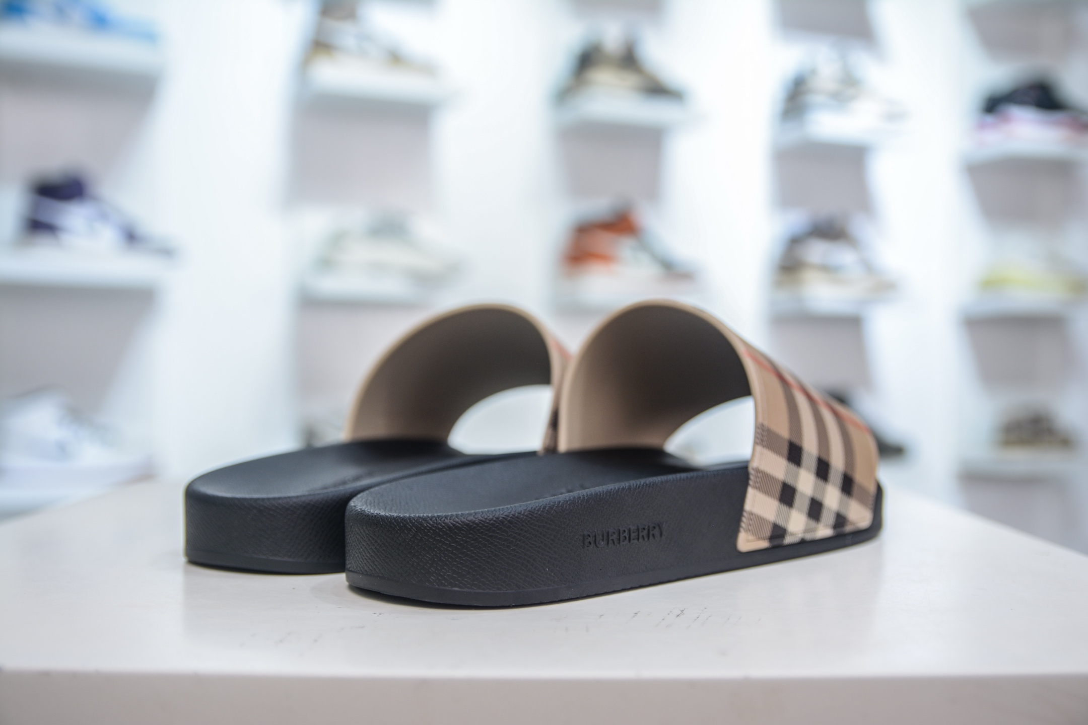 200 Burberry Vintage 巴宝莉拖鞋夏季新款经典格纹拖鞋复古格纹拖鞋-Chinese UA Cheap High Quatity Brand Clothes Bags handbags Sneakers wholesale wholesaler seller from China Factory suppliers Fashion Clothing Shoes best Quality Beautiful Price 200 Burberry Vintage 巴宝莉拖鞋夏季新款经典格纹拖鞋复古格纹拖鞋