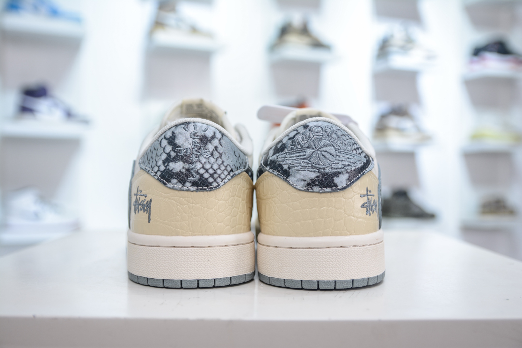 270 TS x Air Jordan x Stussy AJ1 Low 倒钩低帮联名斯图西-白灰蛇纹 XS7089-621-Chinese UA Cheap High Quatity Brand Clothes Bags handbags Sneakers wholesale wholesaler seller from China Factory suppliers Fashion Clothing Shoes best Quality Beautiful Price 270 TS x Air Jordan x Stussy AJ1 Low 倒钩低帮联名斯图西-白灰蛇纹 XS7089-621