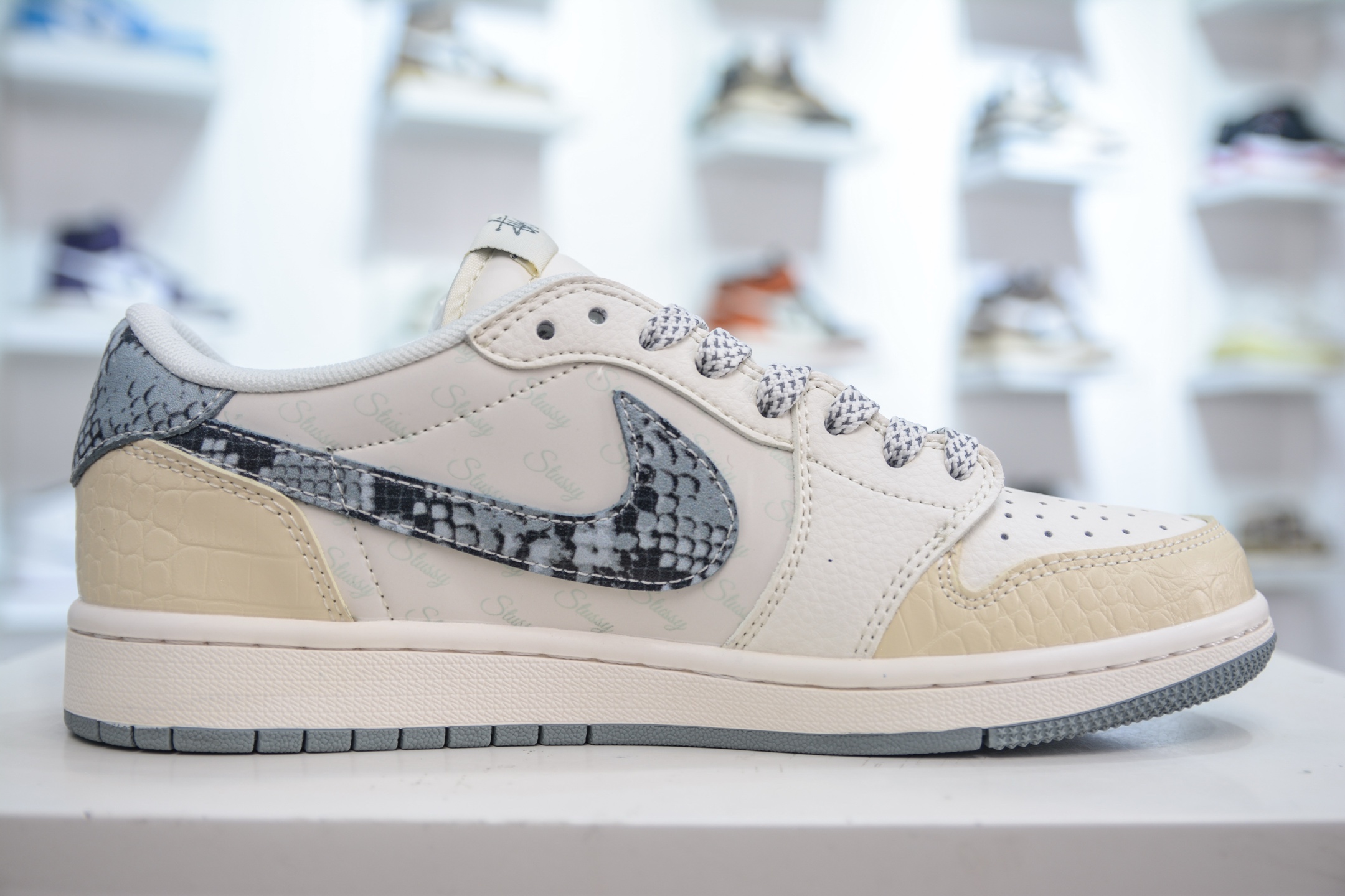 270 TS x Air Jordan x Stussy AJ1 Low 倒钩低帮联名斯图西-白灰蛇纹 XS7089-621-Chinese UA Cheap High Quatity Brand Clothes Bags handbags Sneakers wholesale wholesaler seller from China Factory suppliers Fashion Clothing Shoes best Quality Beautiful Price 270 TS x Air Jordan x Stussy AJ1 Low 倒钩低帮联名斯图西-白灰蛇纹 XS7089-621
