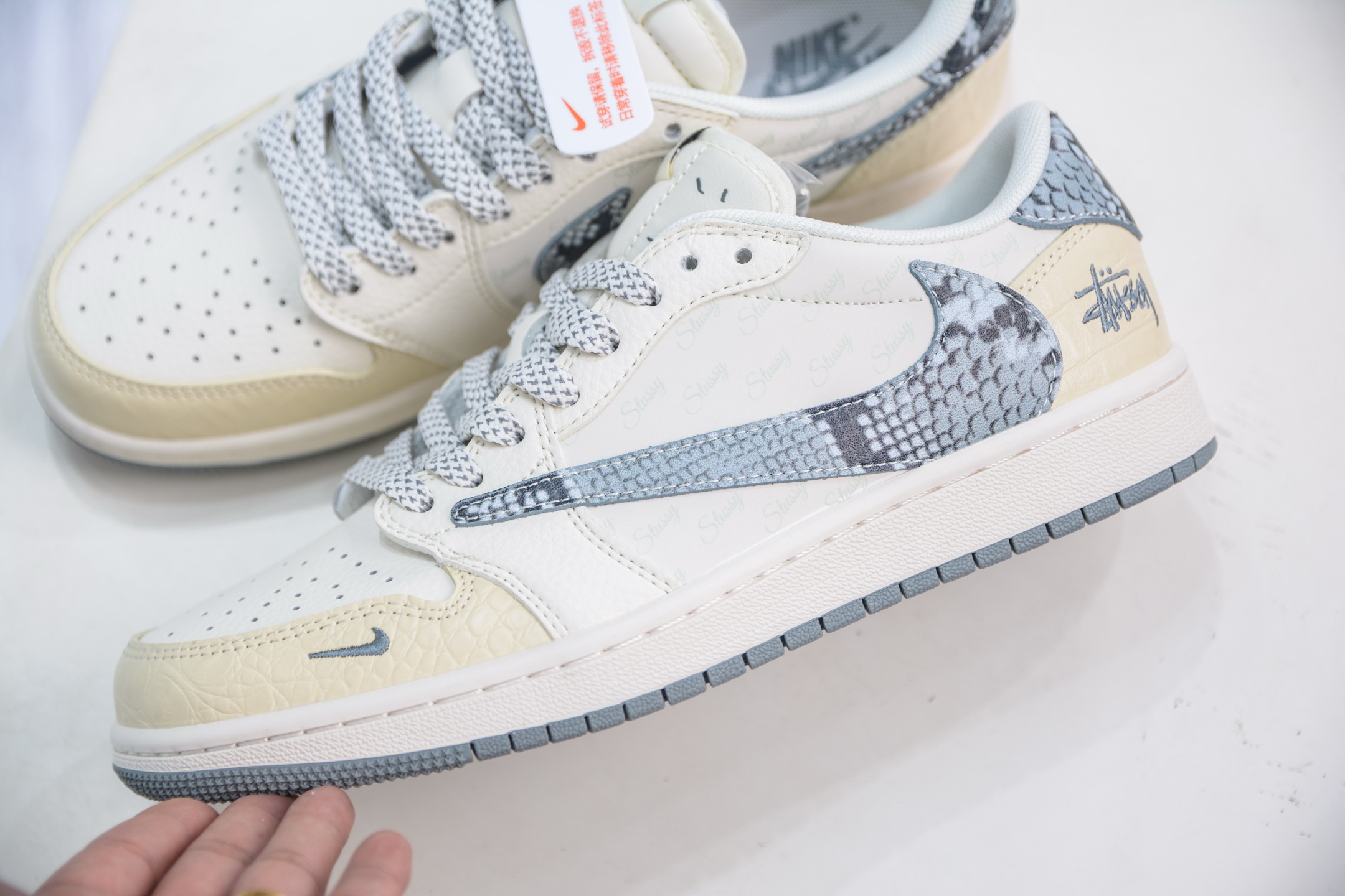 270 TS x Air Jordan x Stussy AJ1 Low 倒钩低帮联名斯图西-白灰蛇纹 XS7089-621-Chinese UA Cheap High Quatity Brand Clothes Bags handbags Sneakers wholesale wholesaler seller from China Factory suppliers Fashion Clothing Shoes best Quality Beautiful Price 270 TS x Air Jordan x Stussy AJ1 Low 倒钩低帮联名斯图西-白灰蛇纹 XS7089-621