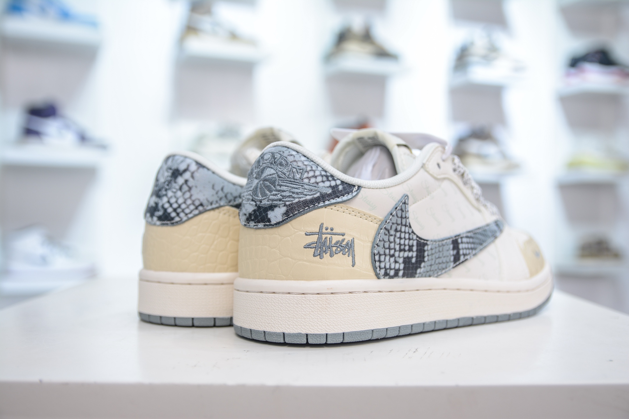 270 TS x Air Jordan x Stussy AJ1 Low 倒钩低帮联名斯图西-白灰蛇纹 XS7089-621-Chinese UA Cheap High Quatity Brand Clothes Bags handbags Sneakers wholesale wholesaler seller from China Factory suppliers Fashion Clothing Shoes best Quality Beautiful Price 270 TS x Air Jordan x Stussy AJ1 Low 倒钩低帮联名斯图西-白灰蛇纹 XS7089-621