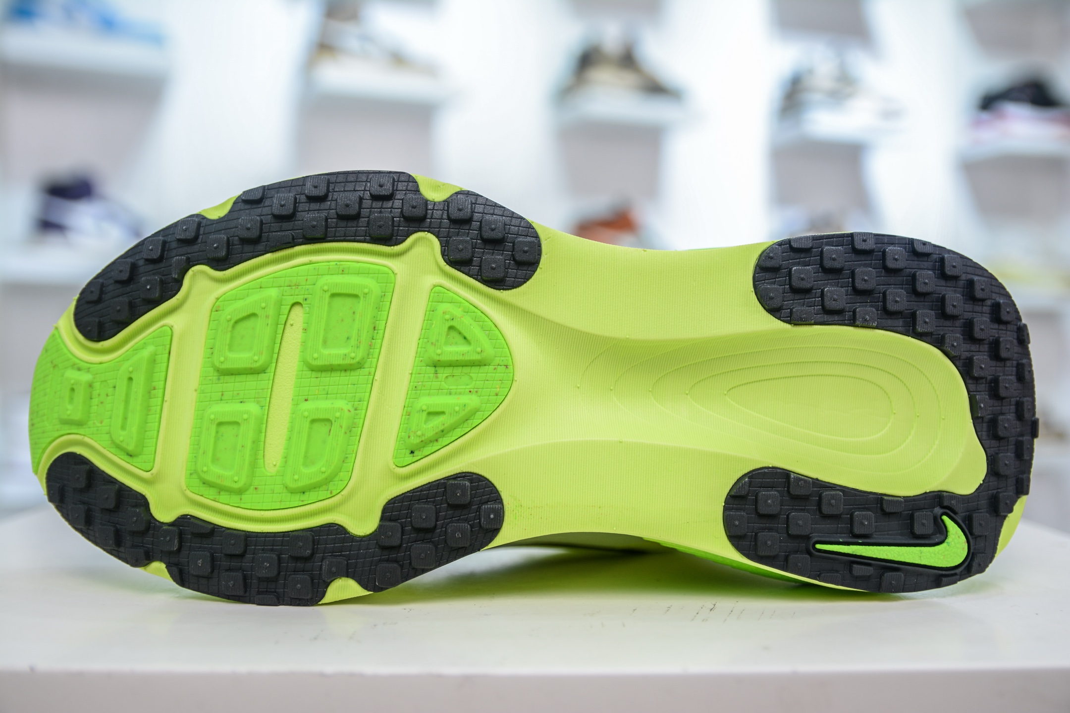 Nike Air Zoom Vomero 18 Running Shoes - Lightweight & Comfortable 3 i1751037738433 7466 0 2