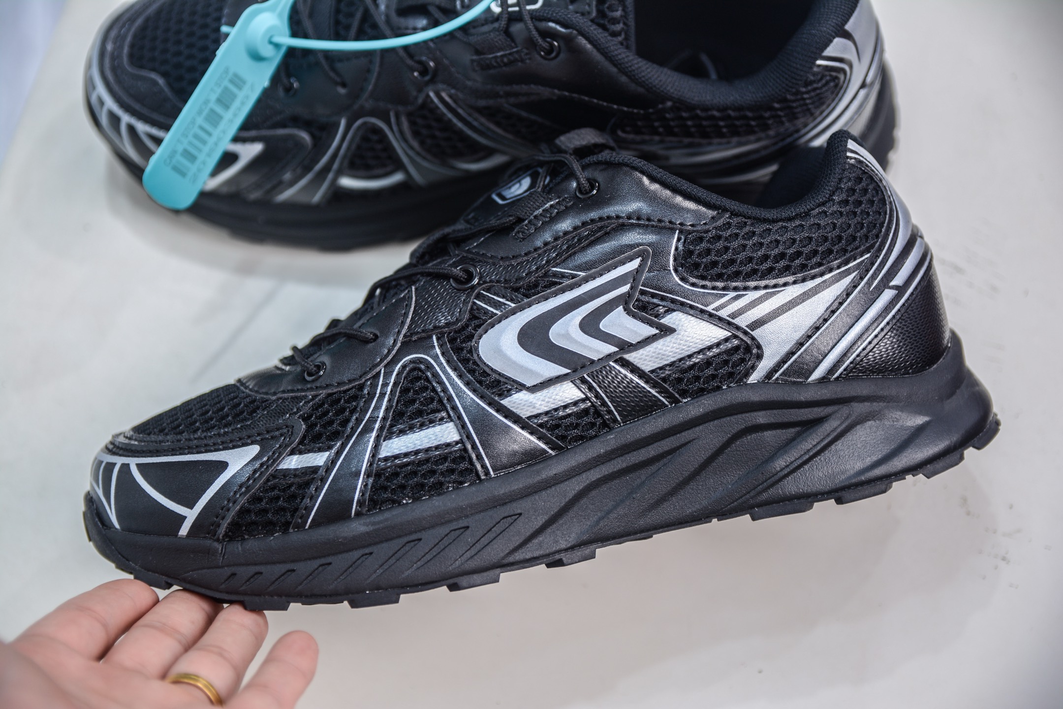 The North Face Solid Tech Low-Top Lifestyle Sneakers - Comfortable and Durable 8 i1751038564075 5834 0 6
