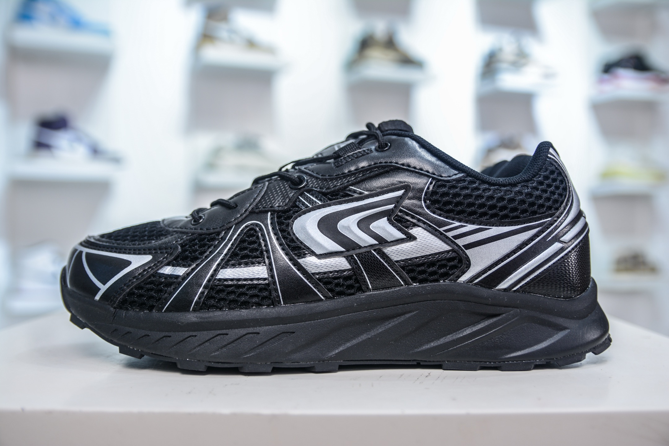 The North Face Solid Tech Low-Top Lifestyle Sneakers - Comfortable and Durable 2 i1751038565010 8185 0 0