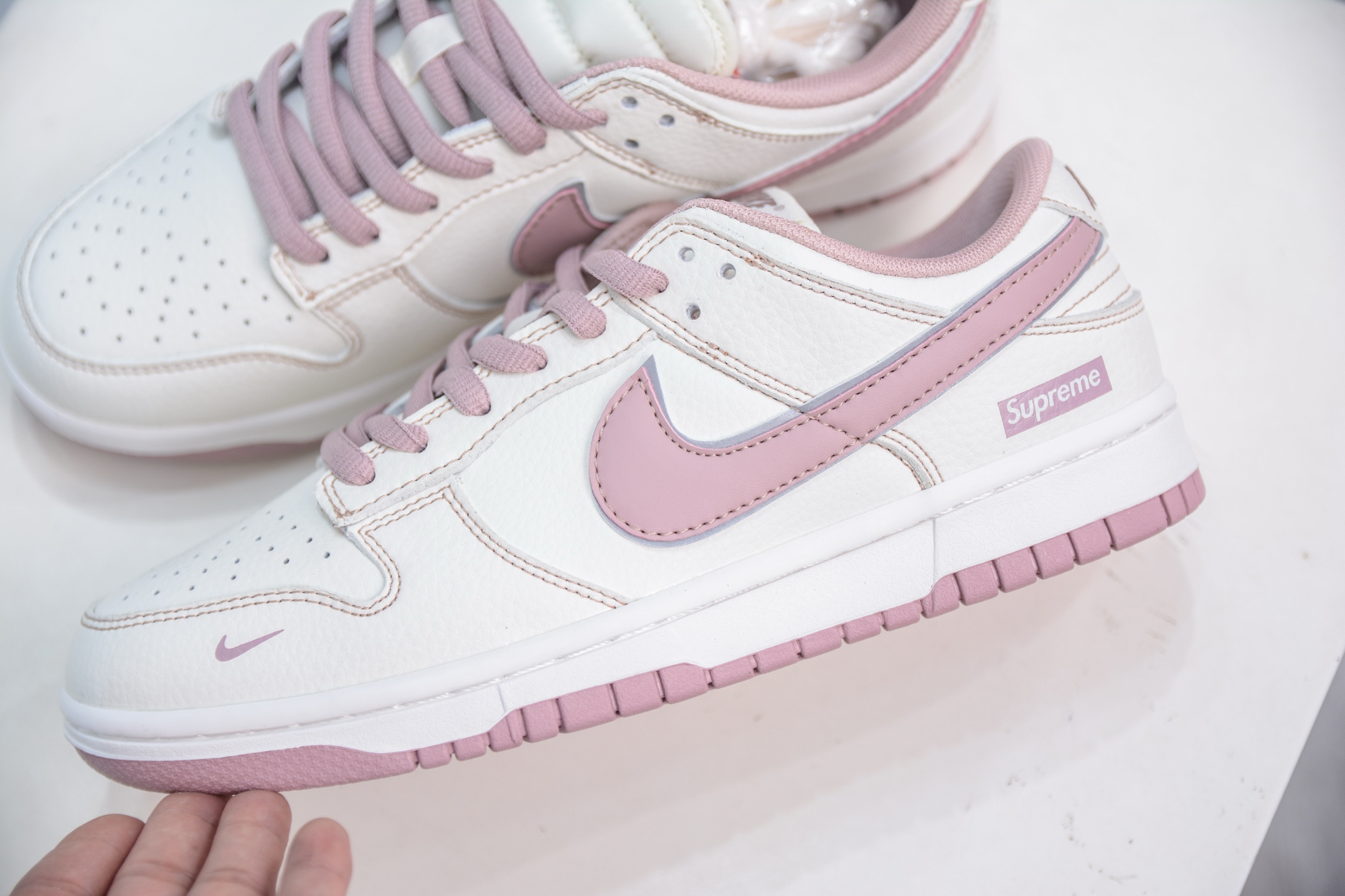 Nike SB Dunk Low x Supreme White/Pink Sneakers DY1503-006 Affordable Price 7 i1751038668453 3791 0 6