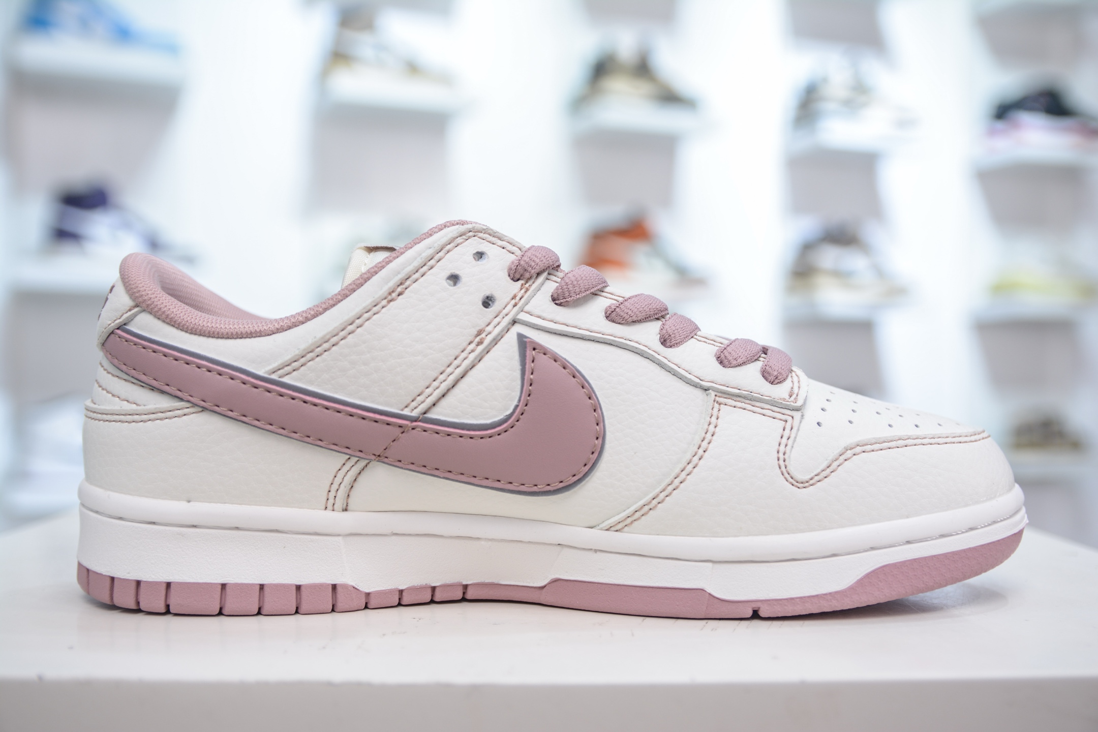 Nike SB Dunk Low x Supreme White/Pink Sneakers DY1503-006 Affordable Price 3 i1751038668631 5220 0 2