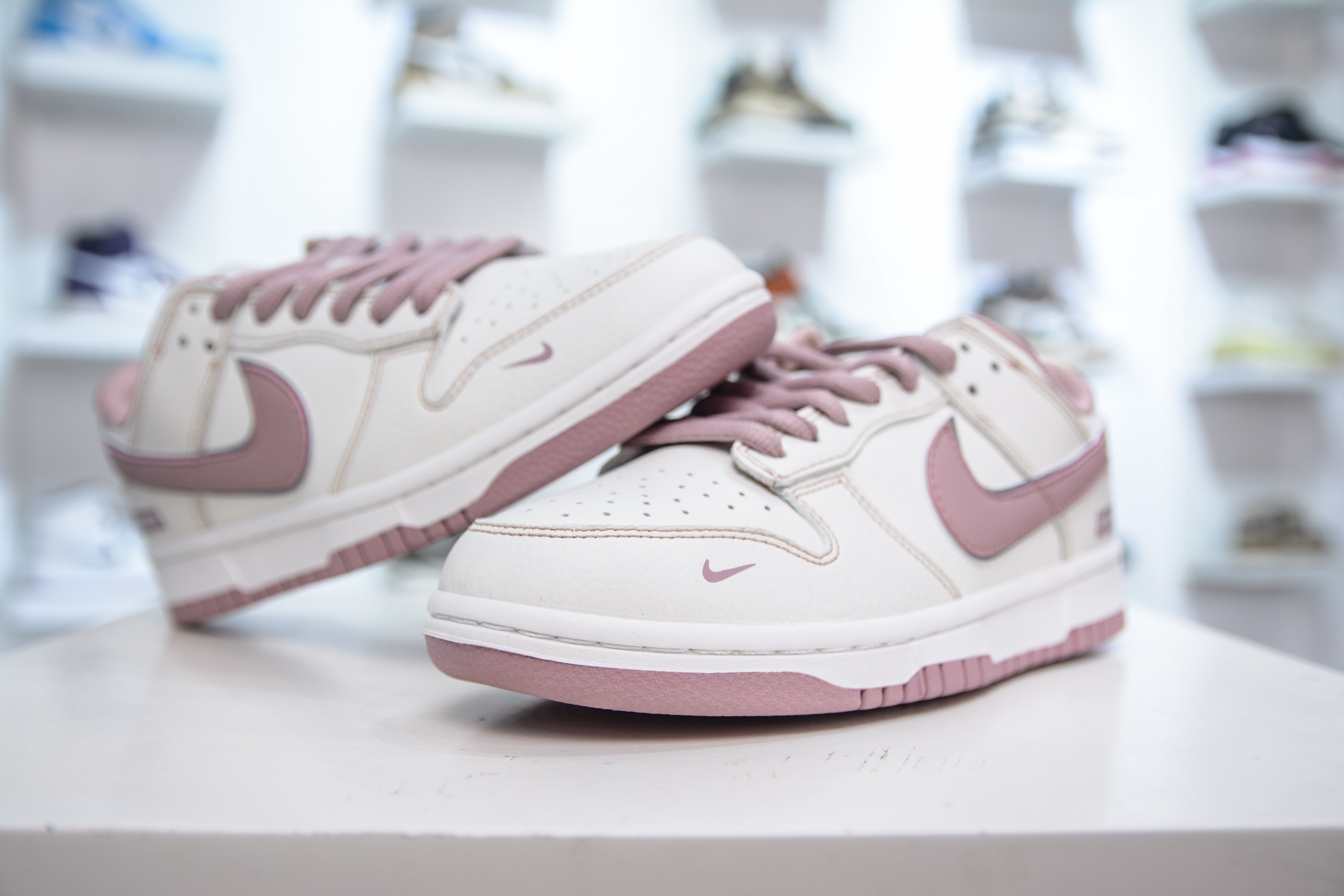 Nike SB Dunk Low x Supreme White/Pink Sneakers DY1503-006 Affordable Price 4 i1751038673037 8692 0 3