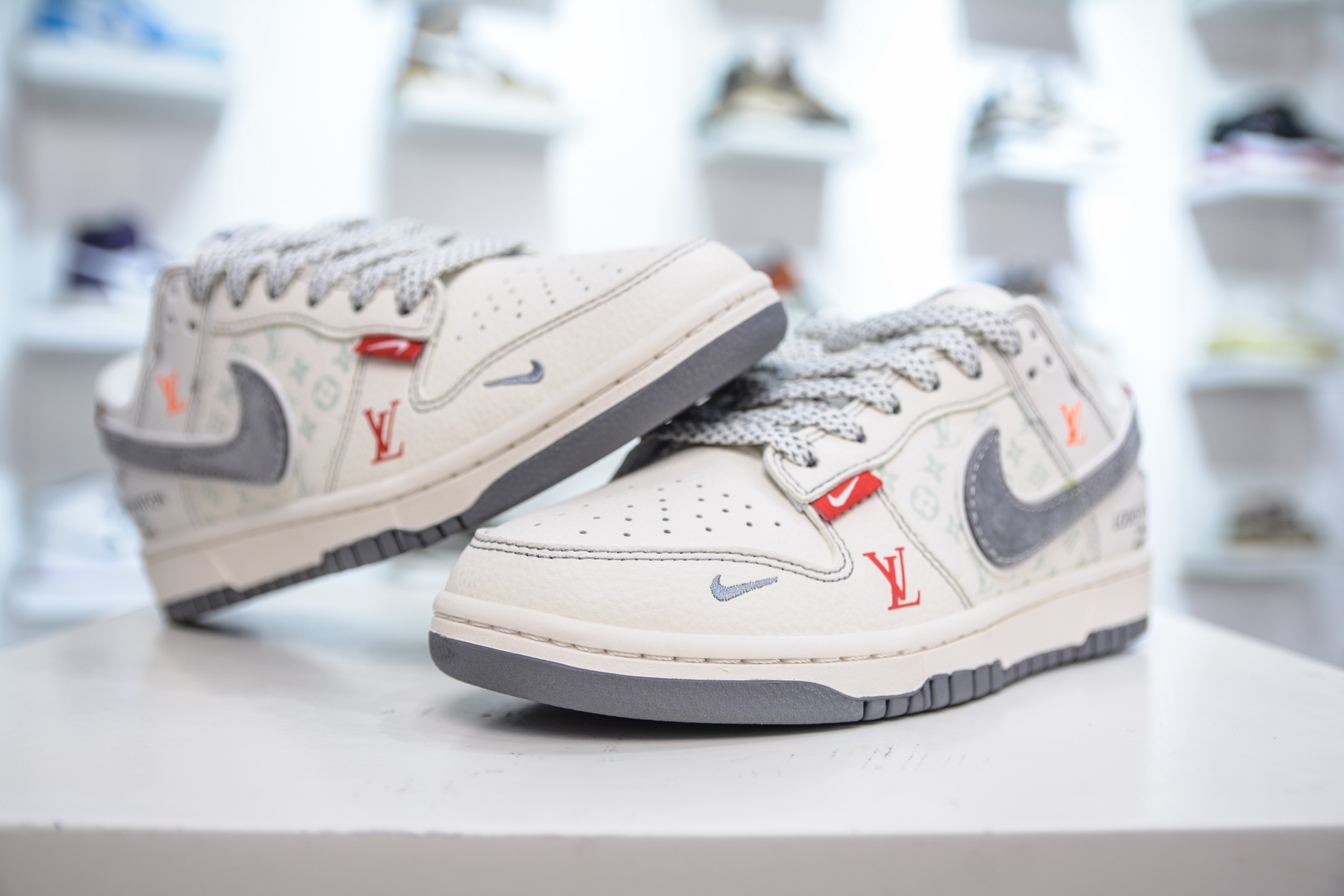Nike SB Dunk Low x Louis Vuitton White Grey Red - Premium Collaboration 4 i1751127566310 9284 0 3