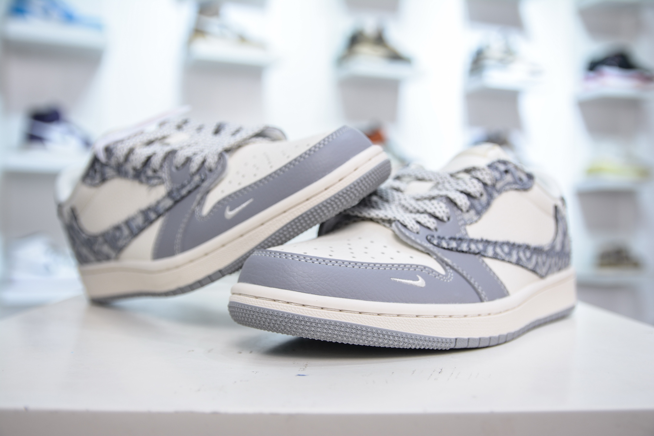 270 TS x Air Jordan AJ1 Low x DIOR 迪奥联名-白灰字母印花勾 倒钩低帮联名 XS7089-612