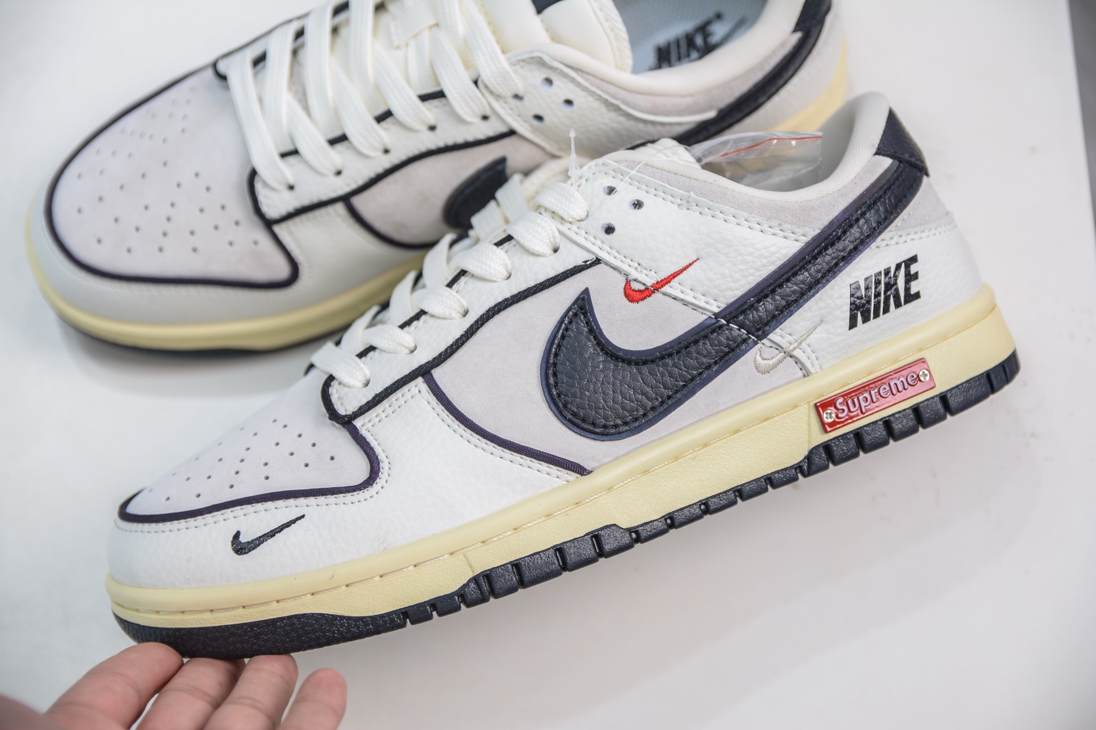 280 优势主推好价 Nike SB Dunk Low x Supreme SUP联名-米白黑 SC9207-409-Chinese UA Cheap High Quatity Brand Clothes Bags handbags Sneakers wholesale wholesaler seller from China Factory suppliers Fashion Clothing Shoes best Quality Beautiful Price 280 优势主推好价 Nike SB Dunk Low x Supreme SUP联名-米白黑 SC9207-409