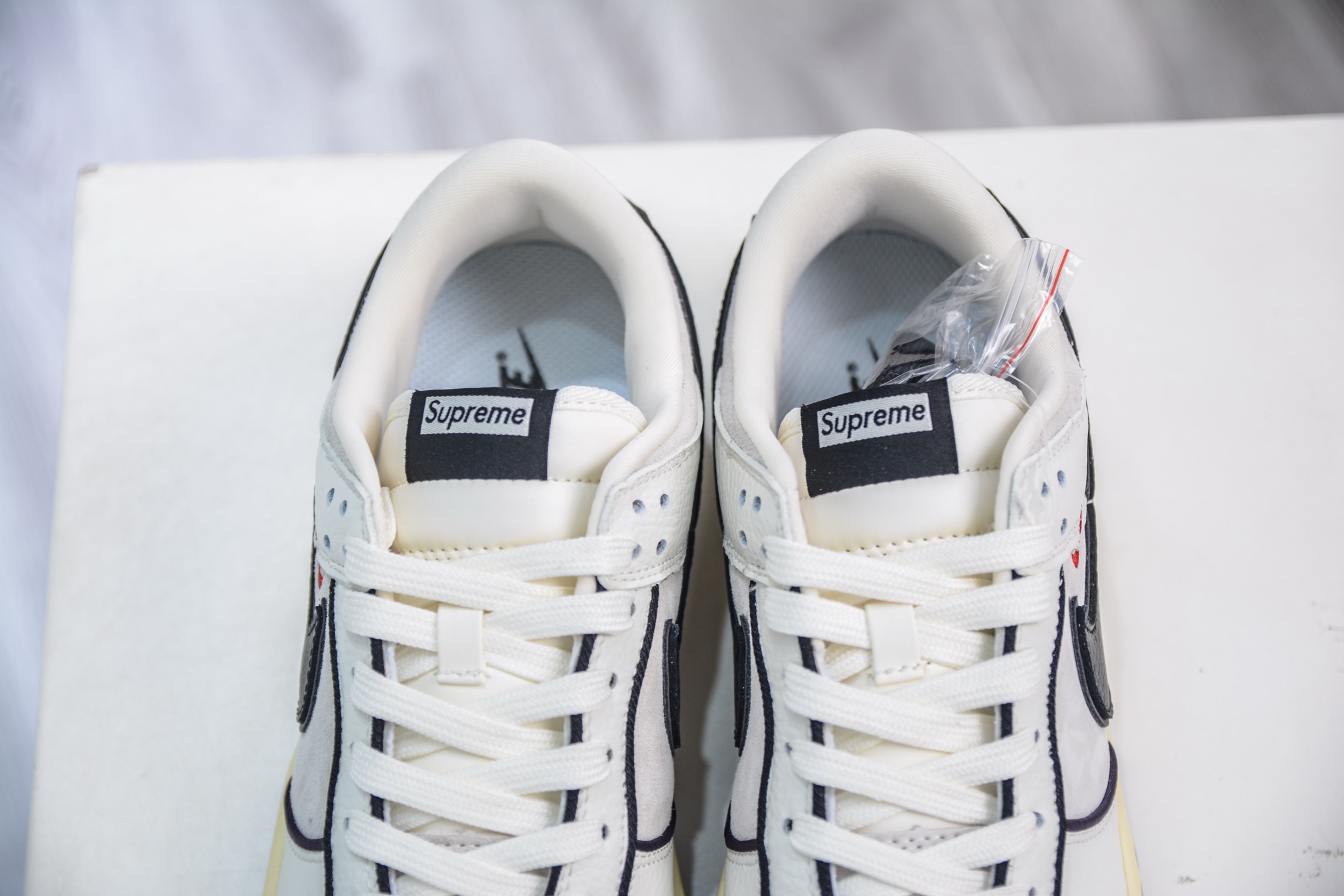 280 优势主推好价 Nike SB Dunk Low x Supreme SUP联名-米白黑 SC9207-409-Chinese UA Cheap High Quatity Brand Clothes Bags handbags Sneakers wholesale wholesaler seller from China Factory suppliers Fashion Clothing Shoes best Quality Beautiful Price 280 优势主推好价 Nike SB Dunk Low x Supreme SUP联名-米白黑 SC9207-409