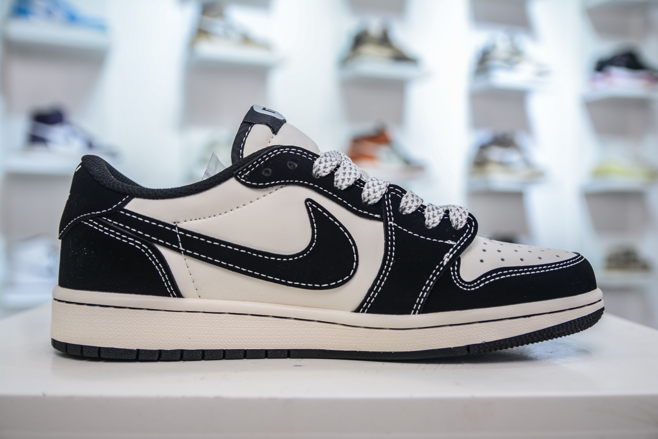 Air Jordan 1 Low x Xiaomi SU7 Custom Black/White Sneakers 4 i1751295559095 6902 0 2