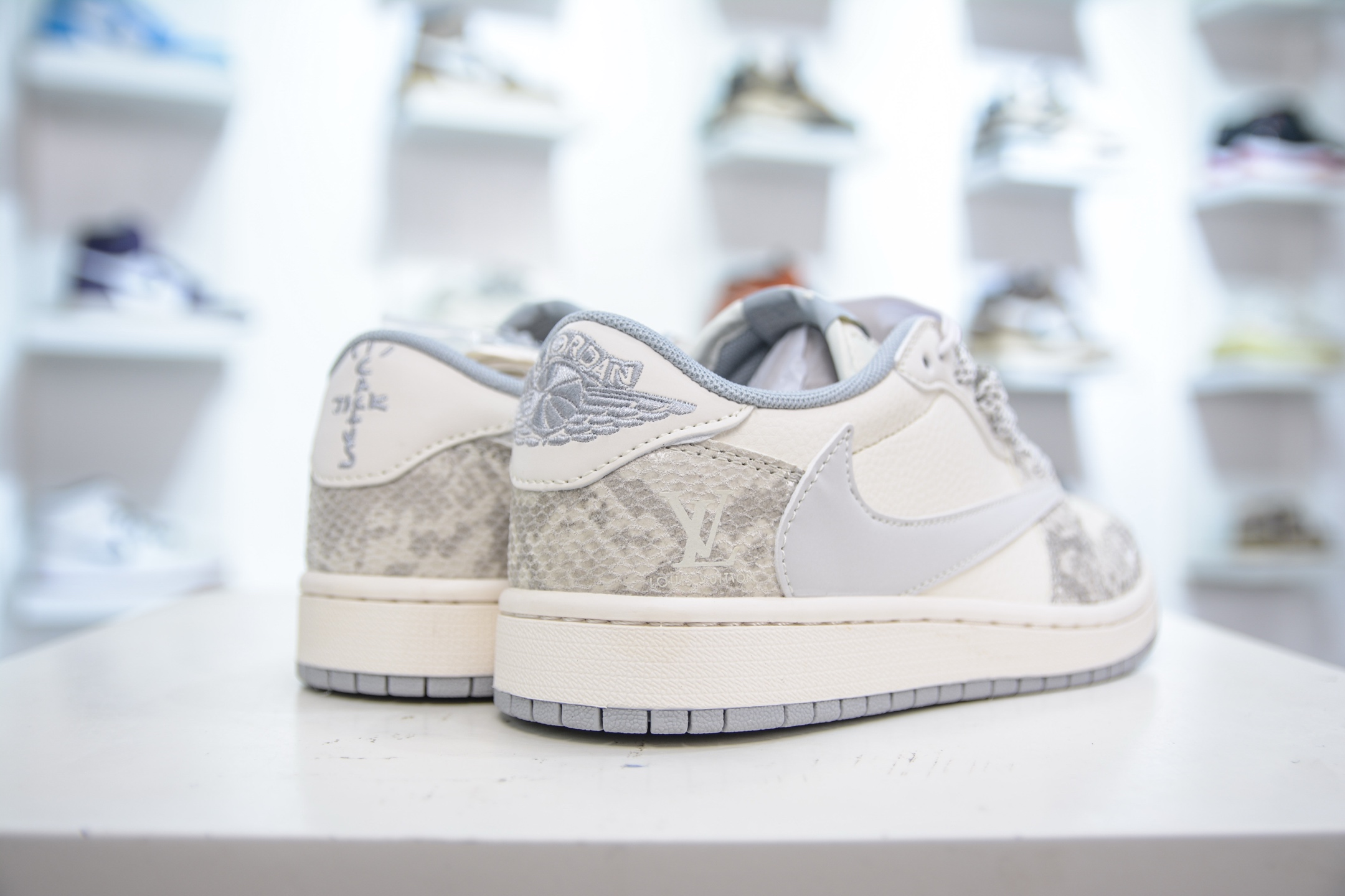 270 TS x Air Jordan x Louis Vuitton AJ1 Low 倒钩低帮LV联名-米白灰蛇纹 XS7089-620