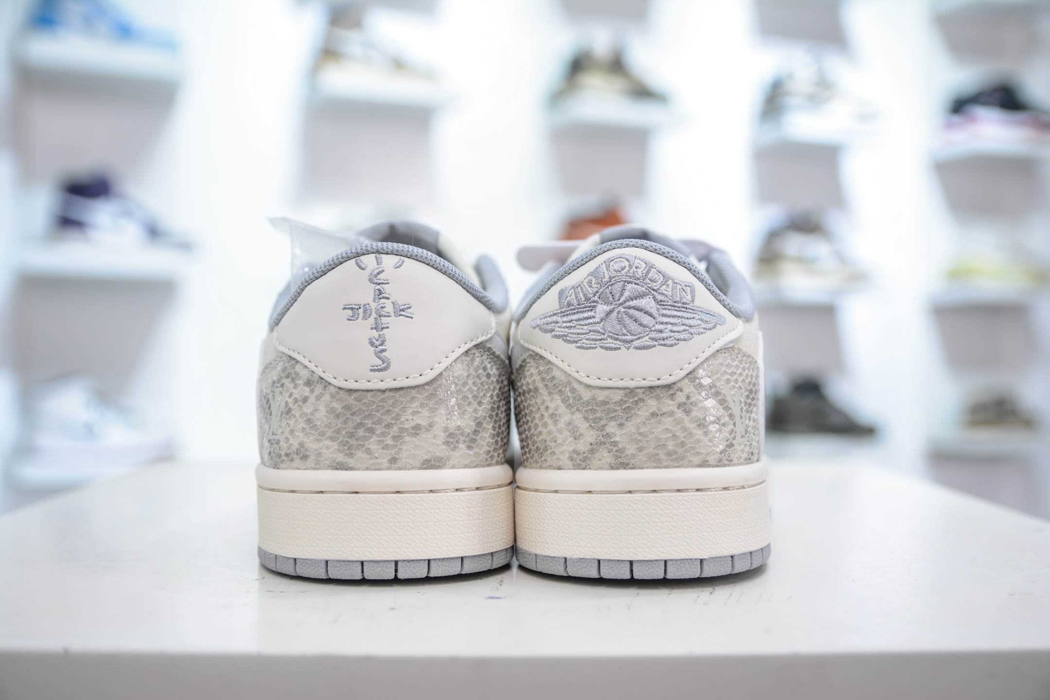 270 TS x Air Jordan x Louis Vuitton AJ1 Low 倒钩低帮LV联名-米白灰蛇纹 XS7089-620