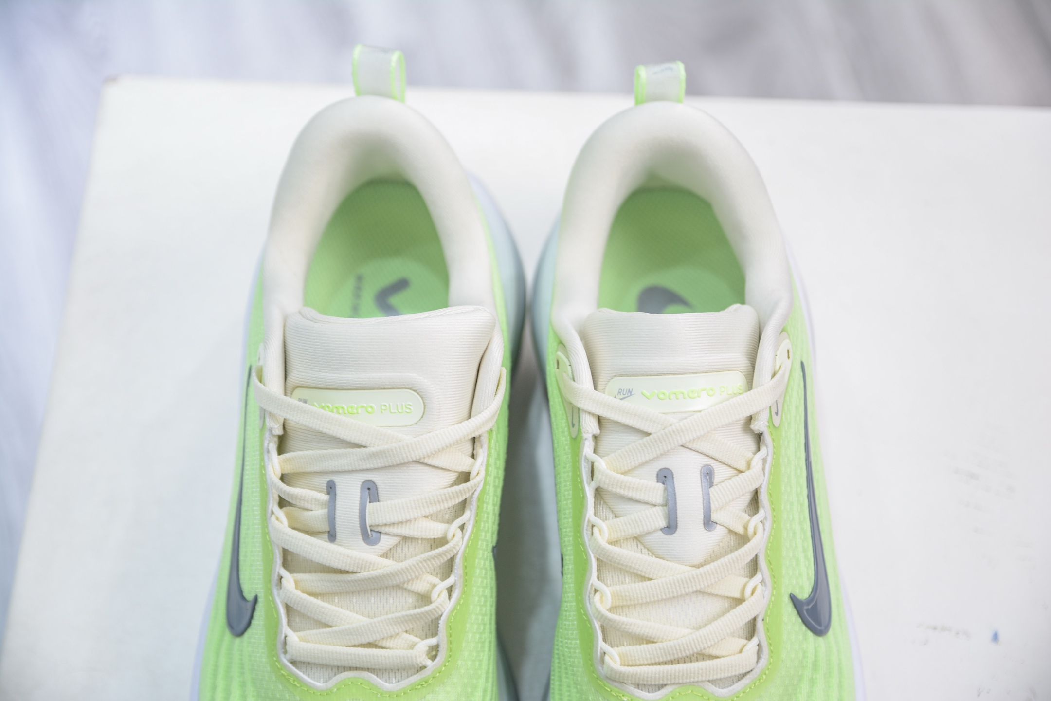 210 Nike Air Zoom Vomero PLUS HV8150-103-Chinese UA Cheap High Quatity Brand Clothes Bags handbags Sneakers wholesale wholesaler seller from China Factory suppliers Fashion Clothing Shoes best Quality Beautiful Price 210 Nike Air Zoom Vomero PLUS HV8150-103