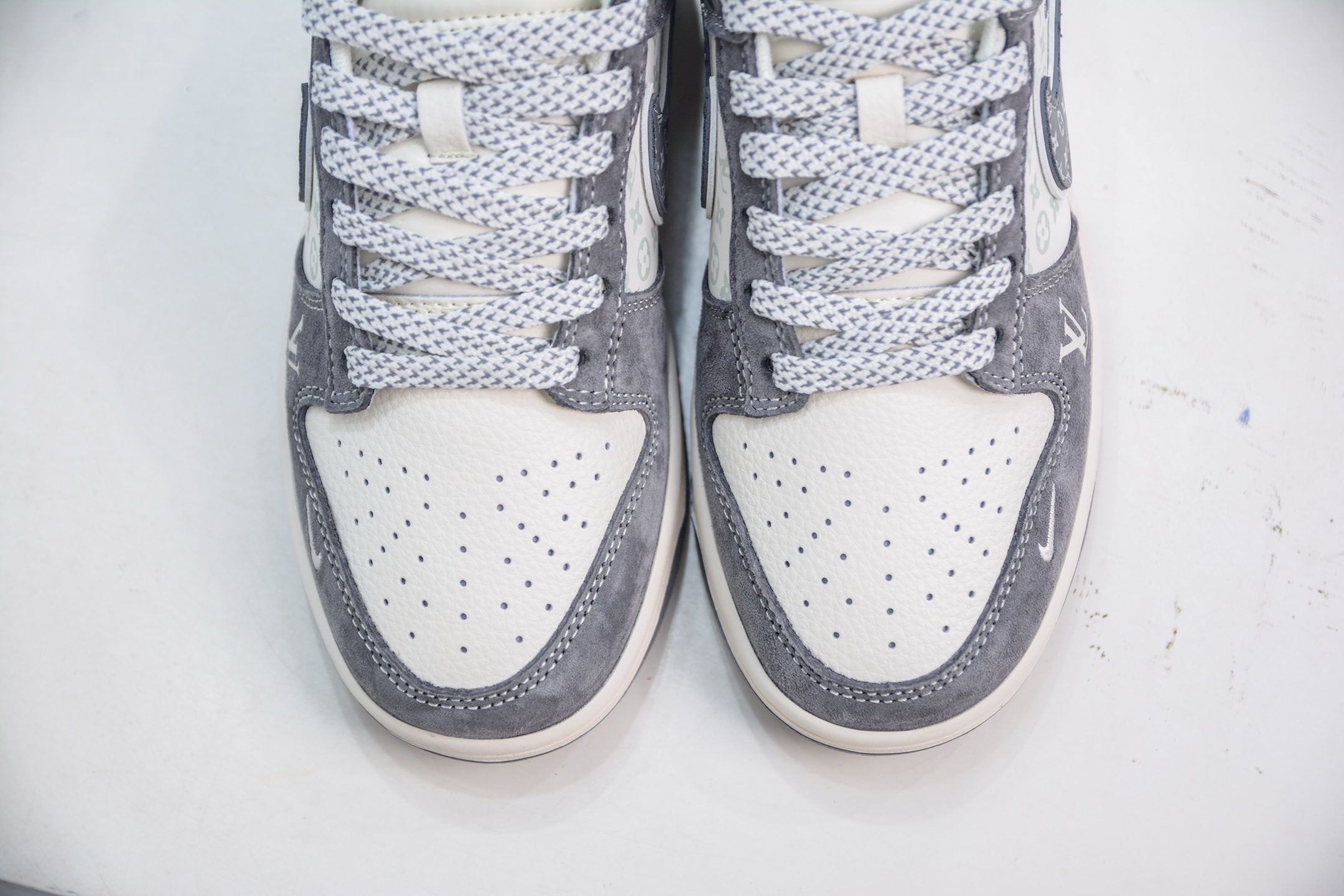 Nike SB Dunk Low x Louis Vuitton White Grey - Premium Craftsmanship 10 i1751467038688 2739 0 8