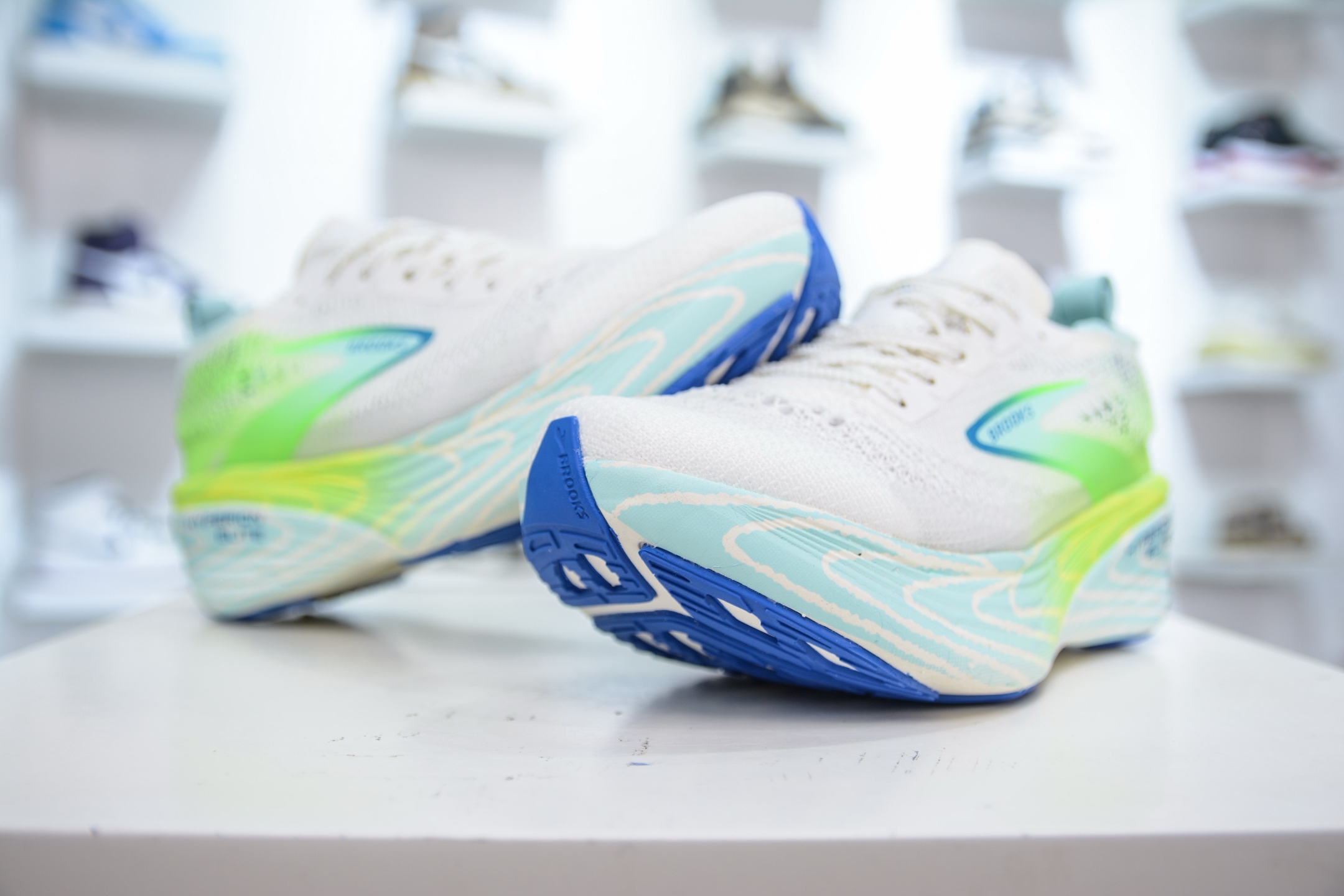Brooks Hyperion Elite 4: Ultra-Light Running Shoes for Optimal Performance 4 i1751467480734 4157 0 3