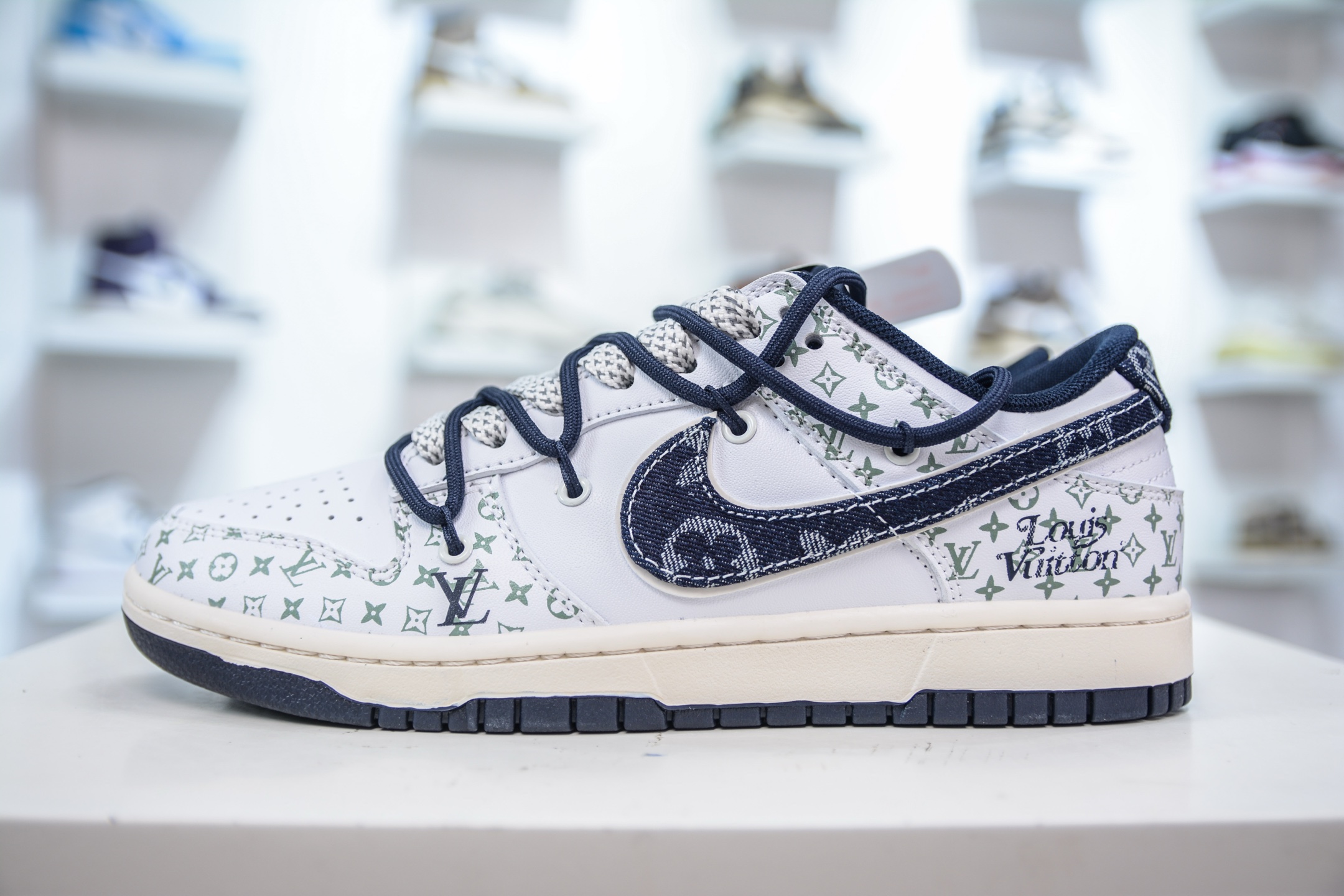 300 Nike SB Dunk Low x Louis Vuitton LV联名-白蓝牛仔勾绑带 DM6868-086-Chinese UA Cheap High Quatity Brand Clothes Bags handbags Sneakers wholesale wholesaler seller from China Factory suppliers Fashion Clothing Shoes best Quality Beautiful Price 300 Nike SB Dunk Low x Louis Vuitton LV联名-白蓝牛仔勾绑带 DM6868-086