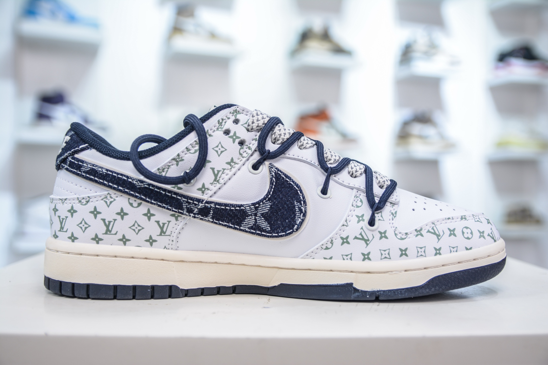 300 Nike SB Dunk Low x Louis Vuitton LV联名-白蓝牛仔勾绑带 DM6868-086-Chinese UA Cheap High Quatity Brand Clothes Bags handbags Sneakers wholesale wholesaler seller from China Factory suppliers Fashion Clothing Shoes best Quality Beautiful Price 300 Nike SB Dunk Low x Louis Vuitton LV联名-白蓝牛仔勾绑带 DM6868-086