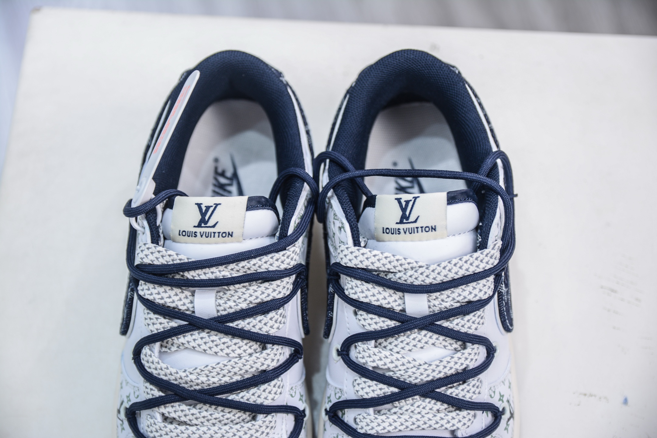 300 Nike SB Dunk Low x Louis Vuitton LV联名-白蓝牛仔勾绑带 DM6868-086-Chinese UA Cheap High Quatity Brand Clothes Bags handbags Sneakers wholesale wholesaler seller from China Factory suppliers Fashion Clothing Shoes best Quality Beautiful Price 300 Nike SB Dunk Low x Louis Vuitton LV联名-白蓝牛仔勾绑带 DM6868-086