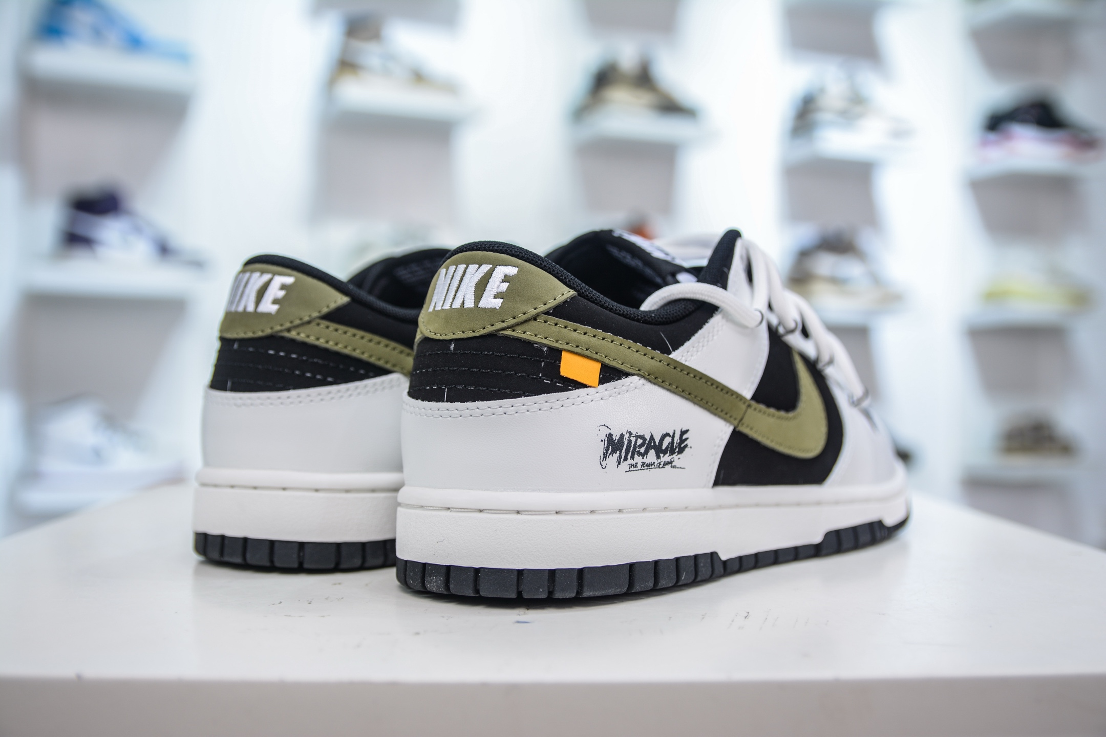280 YC纯原 NK Dunk Low 寻迹使者 白黑绿 当定制画笔蘸取反转勇气 WG0414-024
