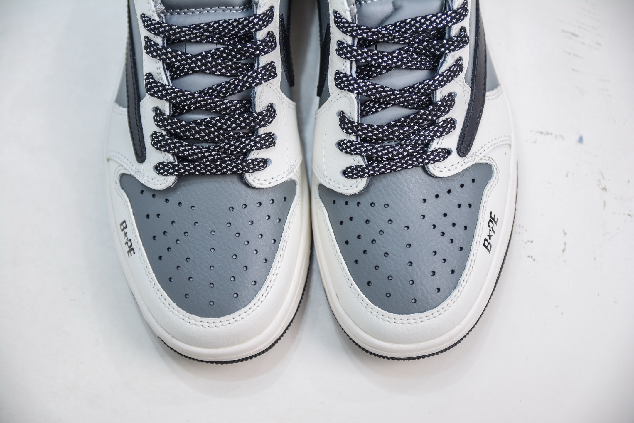 210 Travis Scott x Nike Air Jordan 1 Low x BAPE Air Jordan 1 Low 猿人头联名-白灰黑 JW1188-131-Chinese UA Cheap High Quatity Brand Clothes Bags handbags Sneakers wholesale wholesaler seller from China Factory suppliers Fashion Clothing Shoes best Quality Beautiful Price 210 Travis Scott x Nike Air Jordan 1 Low x BAPE Air Jordan 1 Low 猿人头联名-白灰黑 JW1188-131