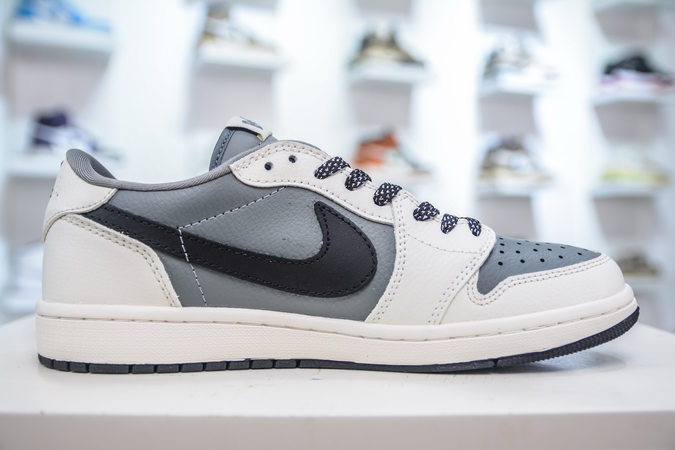 210 Travis Scott x Nike Air Jordan 1 Low x BAPE Air Jordan 1 Low 猿人头联名-白灰黑 JW1188-131-Chinese UA Cheap High Quatity Brand Clothes Bags handbags Sneakers wholesale wholesaler seller from China Factory suppliers Fashion Clothing Shoes best Quality Beautiful Price 210 Travis Scott x Nike Air Jordan 1 Low x BAPE Air Jordan 1 Low 猿人头联名-白灰黑 JW1188-131