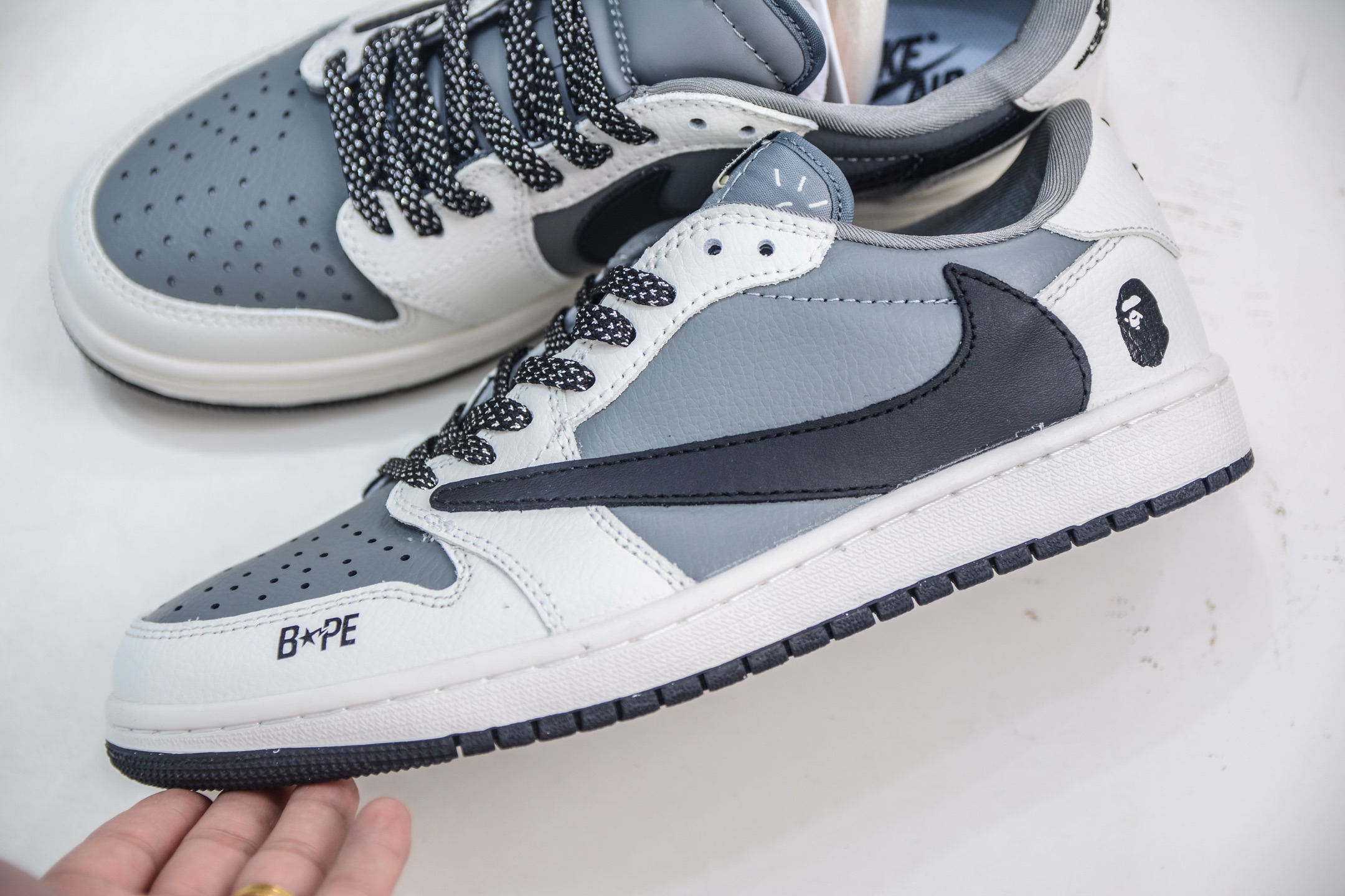 210 Travis Scott x Nike Air Jordan 1 Low x BAPE Air Jordan 1 Low 猿人头联名-白灰黑 JW1188-131-Chinese UA Cheap High Quatity Brand Clothes Bags handbags Sneakers wholesale wholesaler seller from China Factory suppliers Fashion Clothing Shoes best Quality Beautiful Price 210 Travis Scott x Nike Air Jordan 1 Low x BAPE Air Jordan 1 Low 猿人头联名-白灰黑 JW1188-131