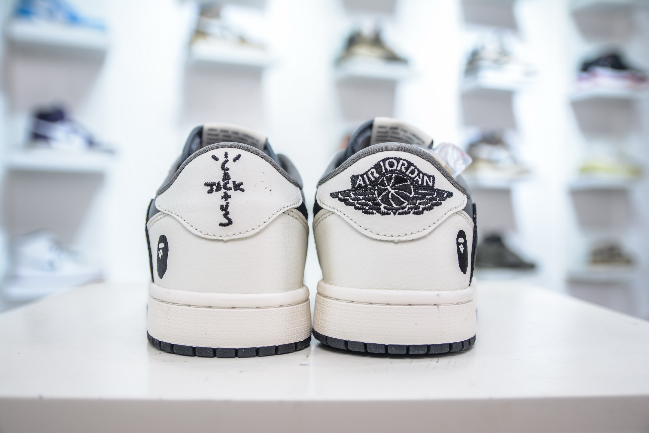 210 Travis Scott x Nike Air Jordan 1 Low x BAPE Air Jordan 1 Low 猿人头联名-白灰黑 JW1188-131-Chinese UA Cheap High Quatity Brand Clothes Bags handbags Sneakers wholesale wholesaler seller from China Factory suppliers Fashion Clothing Shoes best Quality Beautiful Price 210 Travis Scott x Nike Air Jordan 1 Low x BAPE Air Jordan 1 Low 猿人头联名-白灰黑 JW1188-131