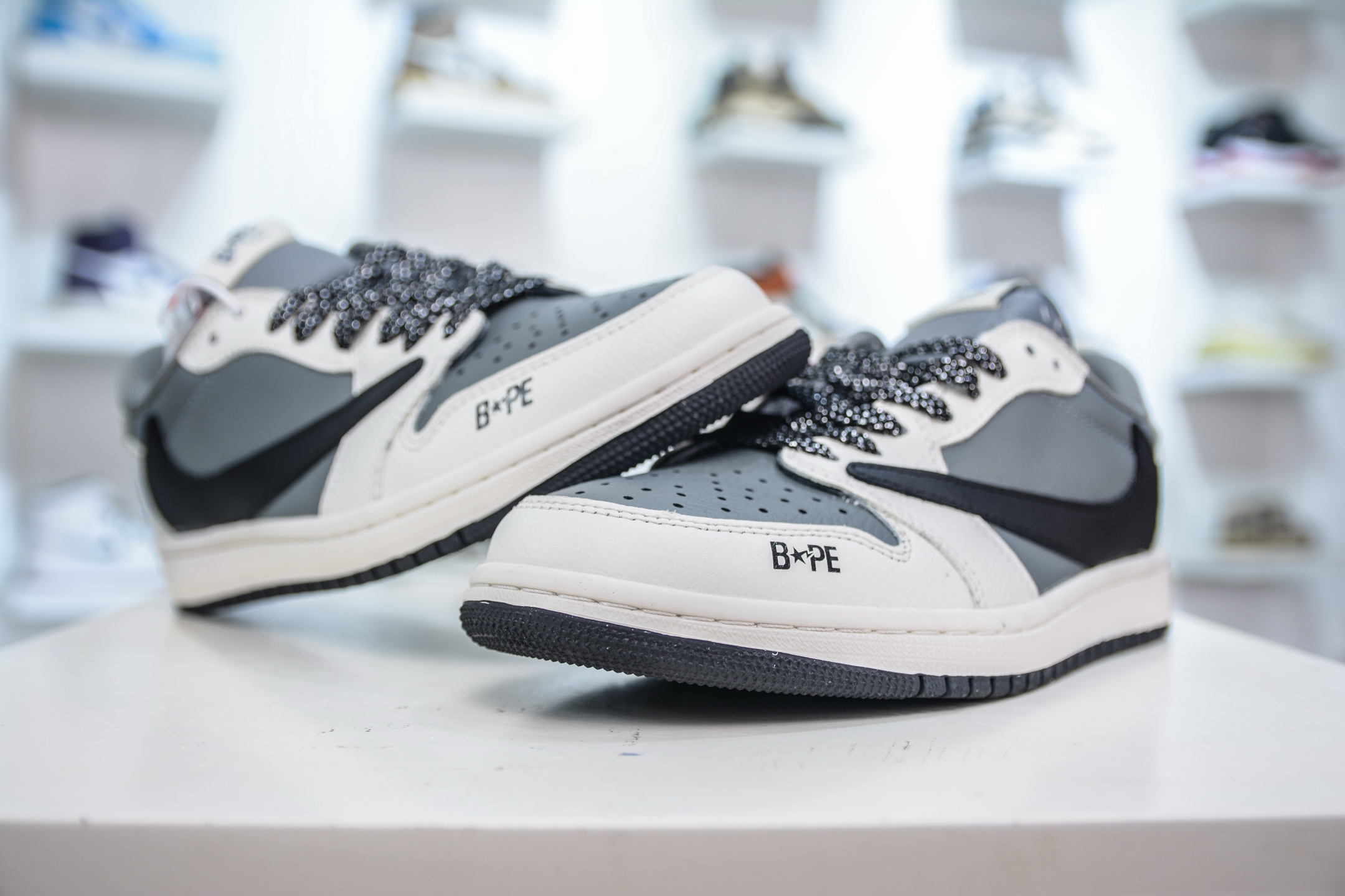 210 Travis Scott x Nike Air Jordan 1 Low x BAPE Air Jordan 1 Low 猿人头联名-白灰黑 JW1188-131-Chinese UA Cheap High Quatity Brand Clothes Bags handbags Sneakers wholesale wholesaler seller from China Factory suppliers Fashion Clothing Shoes best Quality Beautiful Price 210 Travis Scott x Nike Air Jordan 1 Low x BAPE Air Jordan 1 Low 猿人头联名-白灰黑 JW1188-131