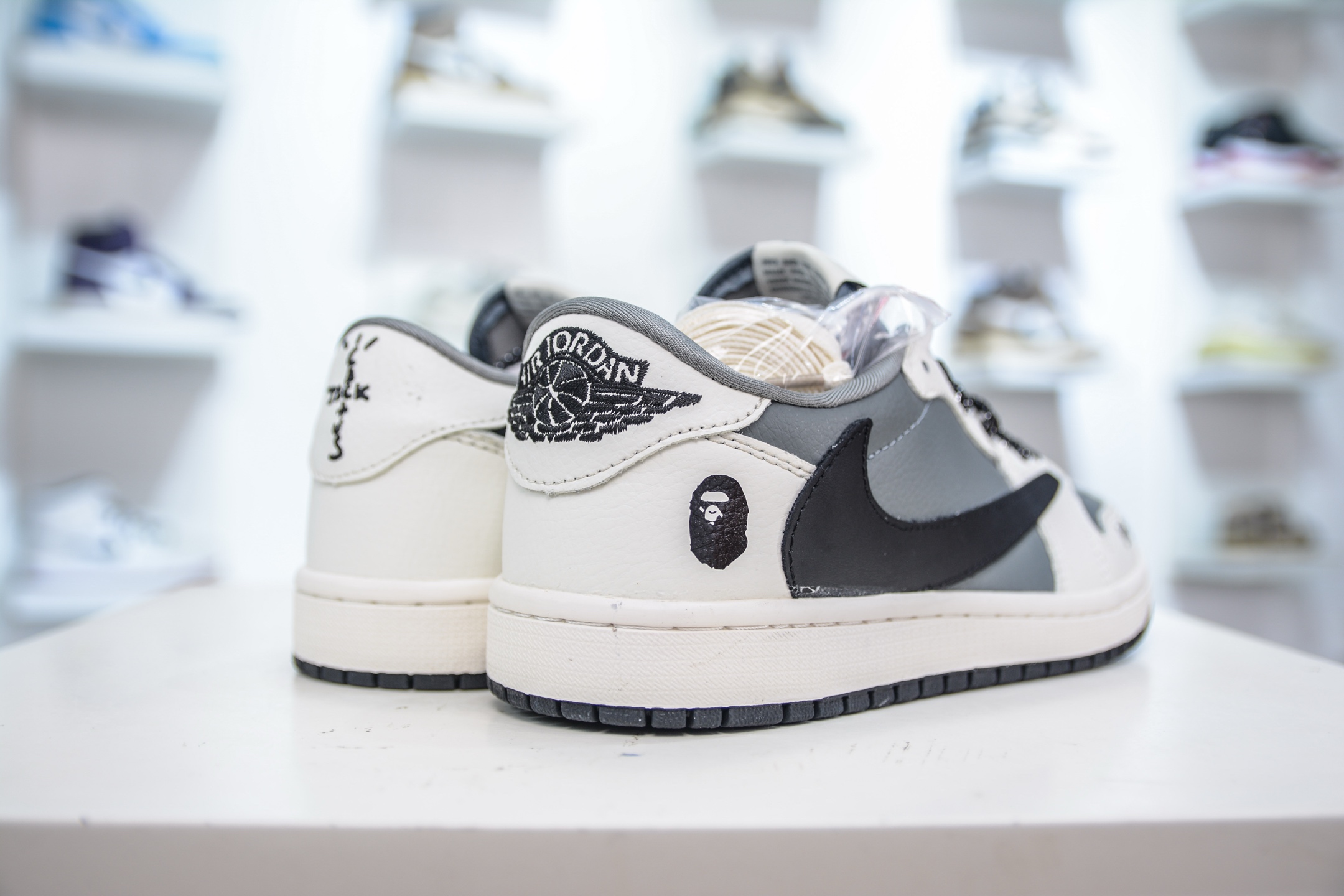 210 Travis Scott x Nike Air Jordan 1 Low x BAPE Air Jordan 1 Low 猿人头联名-白灰黑 JW1188-131-Chinese UA Cheap High Quatity Brand Clothes Bags handbags Sneakers wholesale wholesaler seller from China Factory suppliers Fashion Clothing Shoes best Quality Beautiful Price 210 Travis Scott x Nike Air Jordan 1 Low x BAPE Air Jordan 1 Low 猿人头联名-白灰黑 JW1188-131