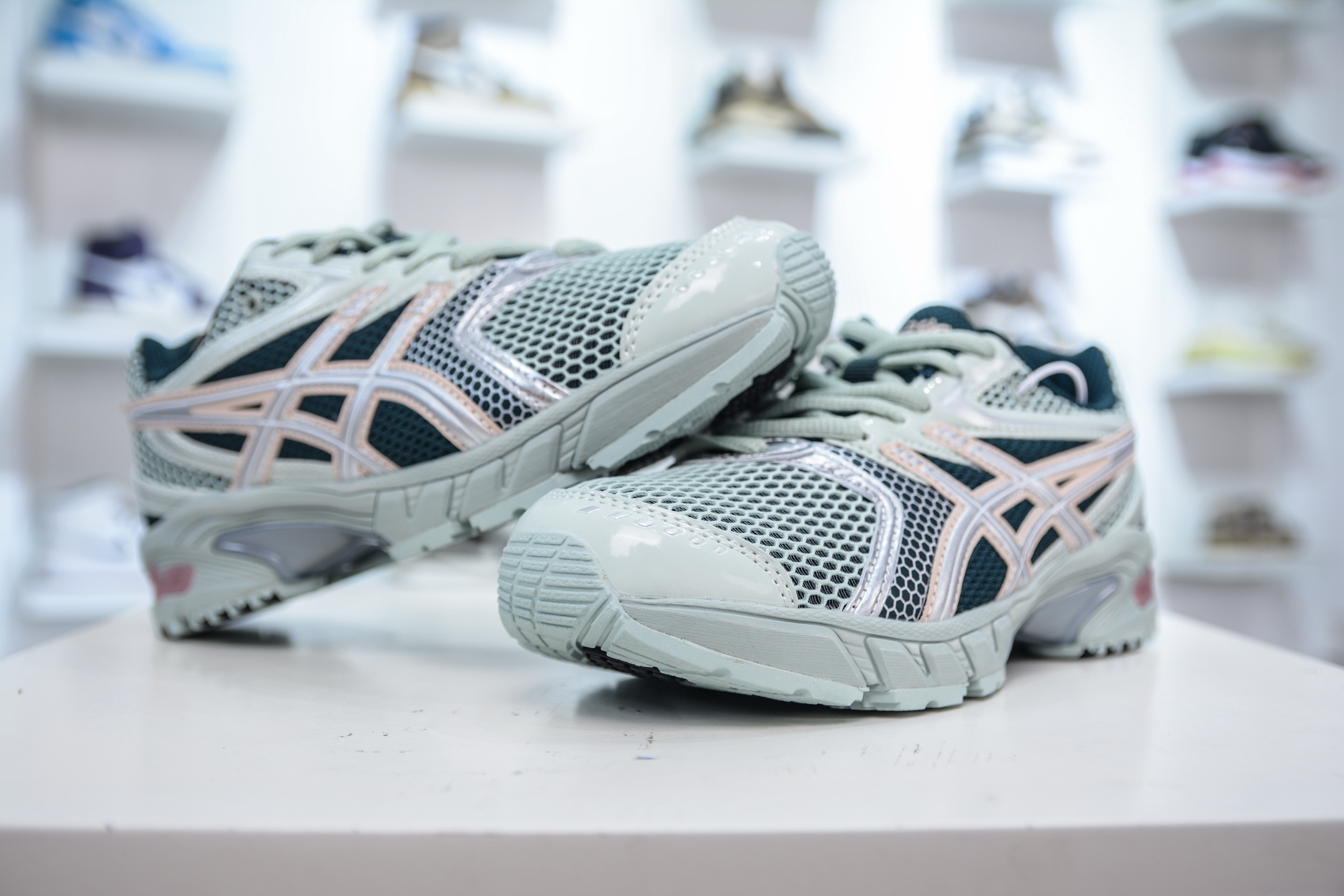 ASICS GEL-DS Trainer 14: Retro-Chic Sneakers for Men and Women 4 i1751638332102 9905 0 3