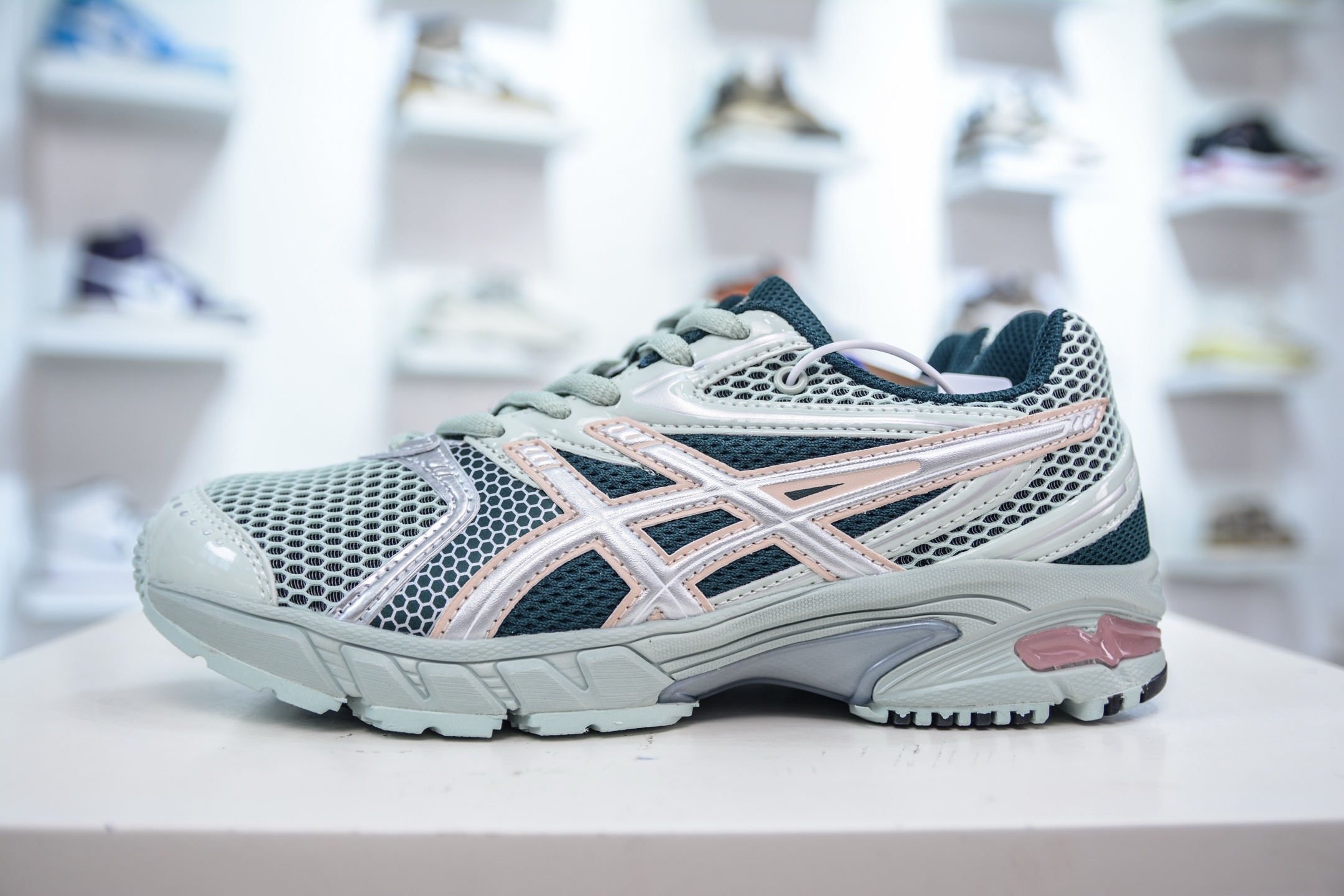 ASICS GEL-DS Trainer 14: Retro-Chic Sneakers for Men and Women 1 i1751638332107 1720 0 0
