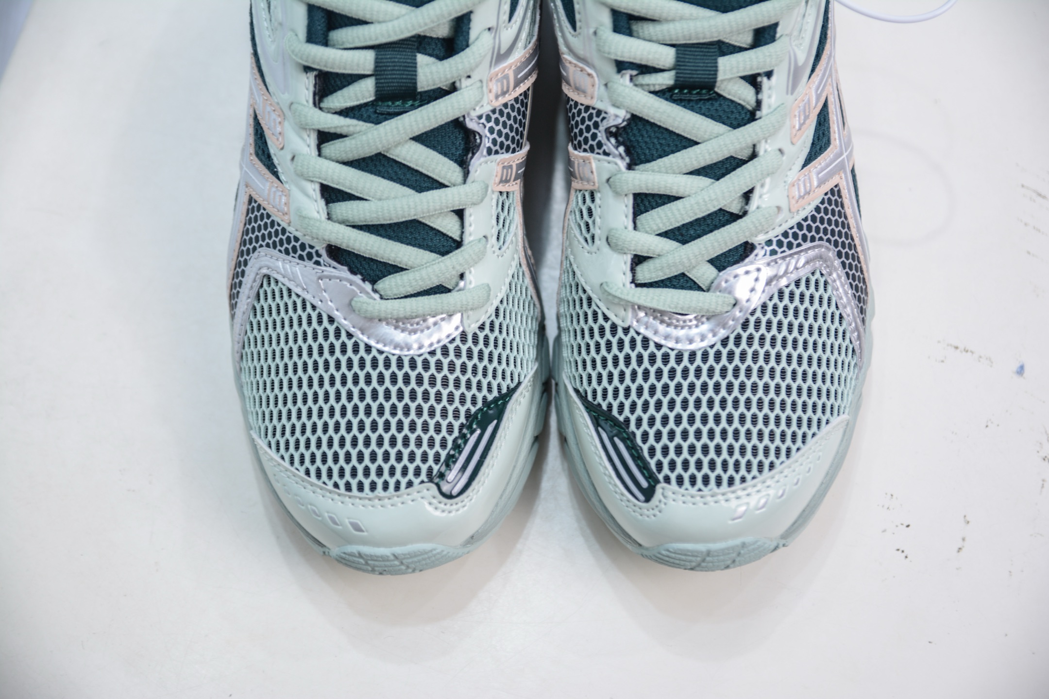 ASICS GEL-DS Trainer 14: Retro-Chic Sneakers for Men and Women 9 i1751638332140 1743 0 8