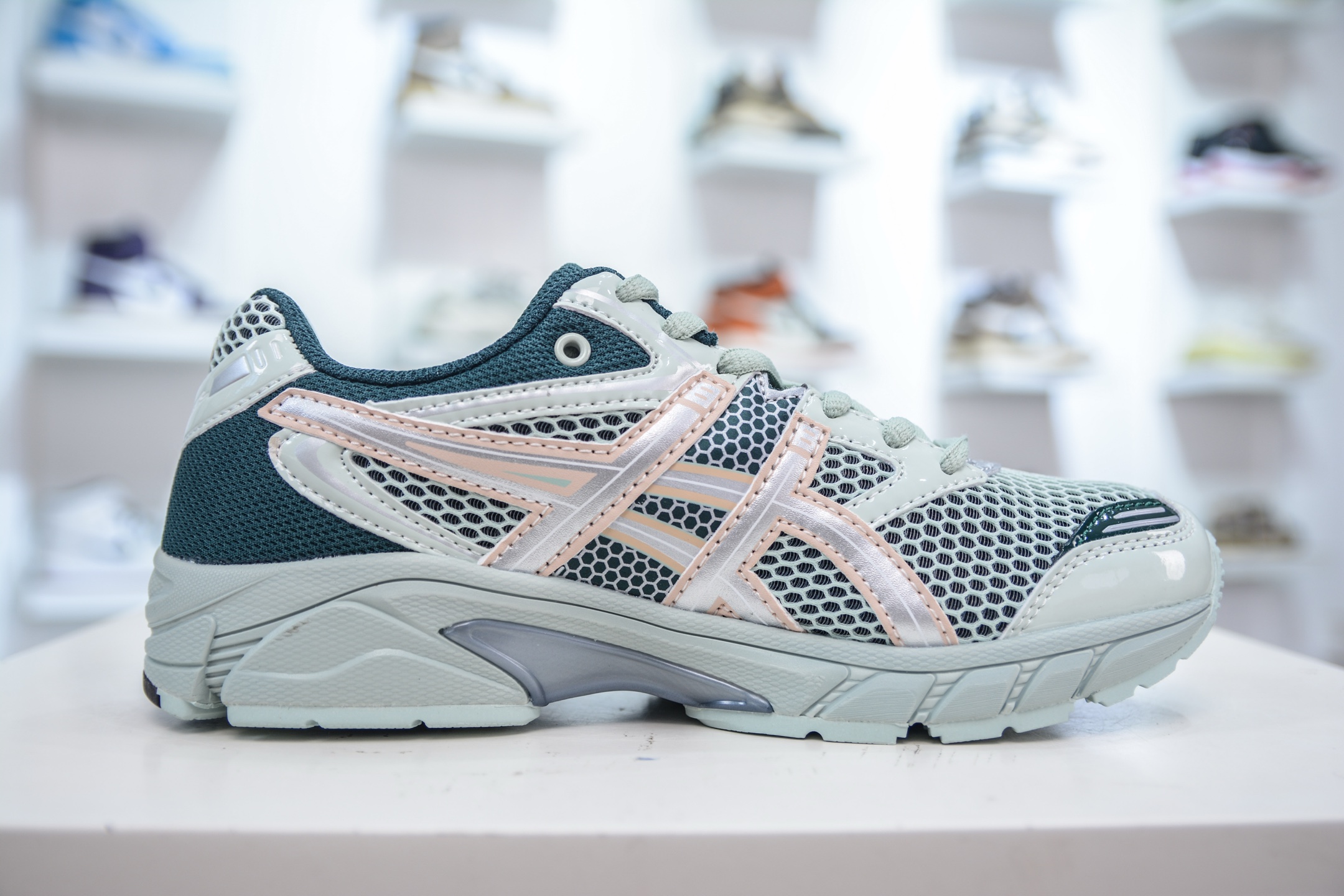 ASICS GEL-DS Trainer 14: Retro-Chic Sneakers for Men and Women 3 i1751638333429 9447 0 2