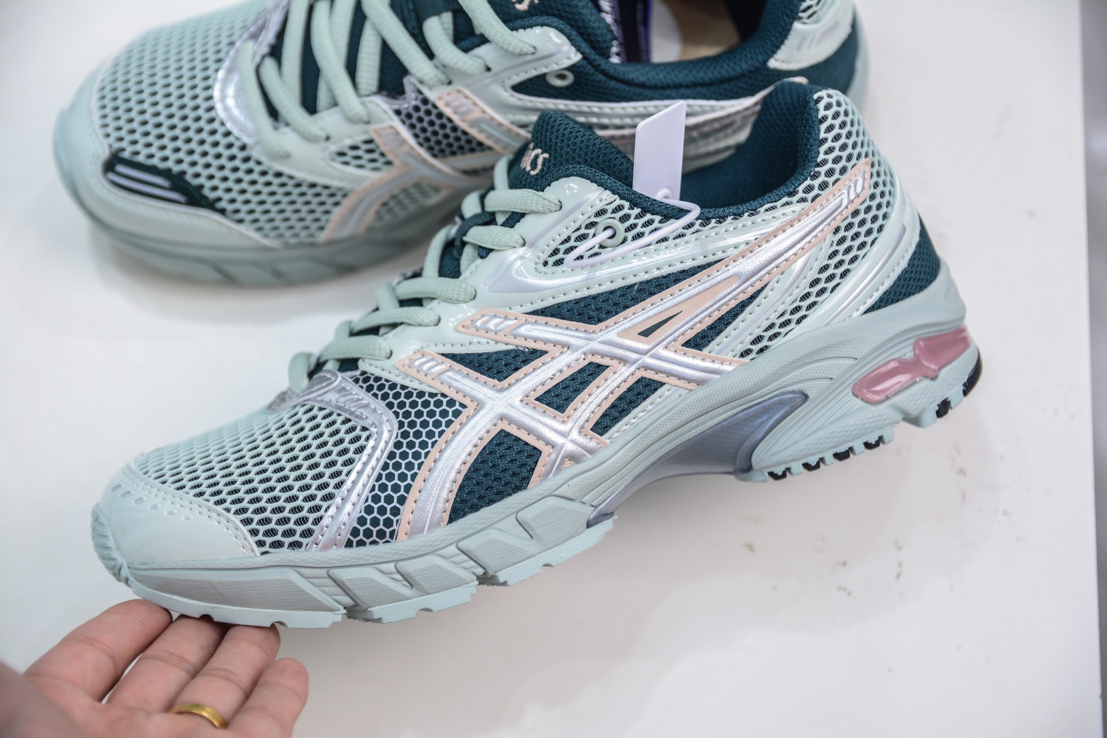 ASICS GEL-DS Trainer 14: Retro-Chic Sneakers for Men and Women 7 i1751638333436 8469 0 6