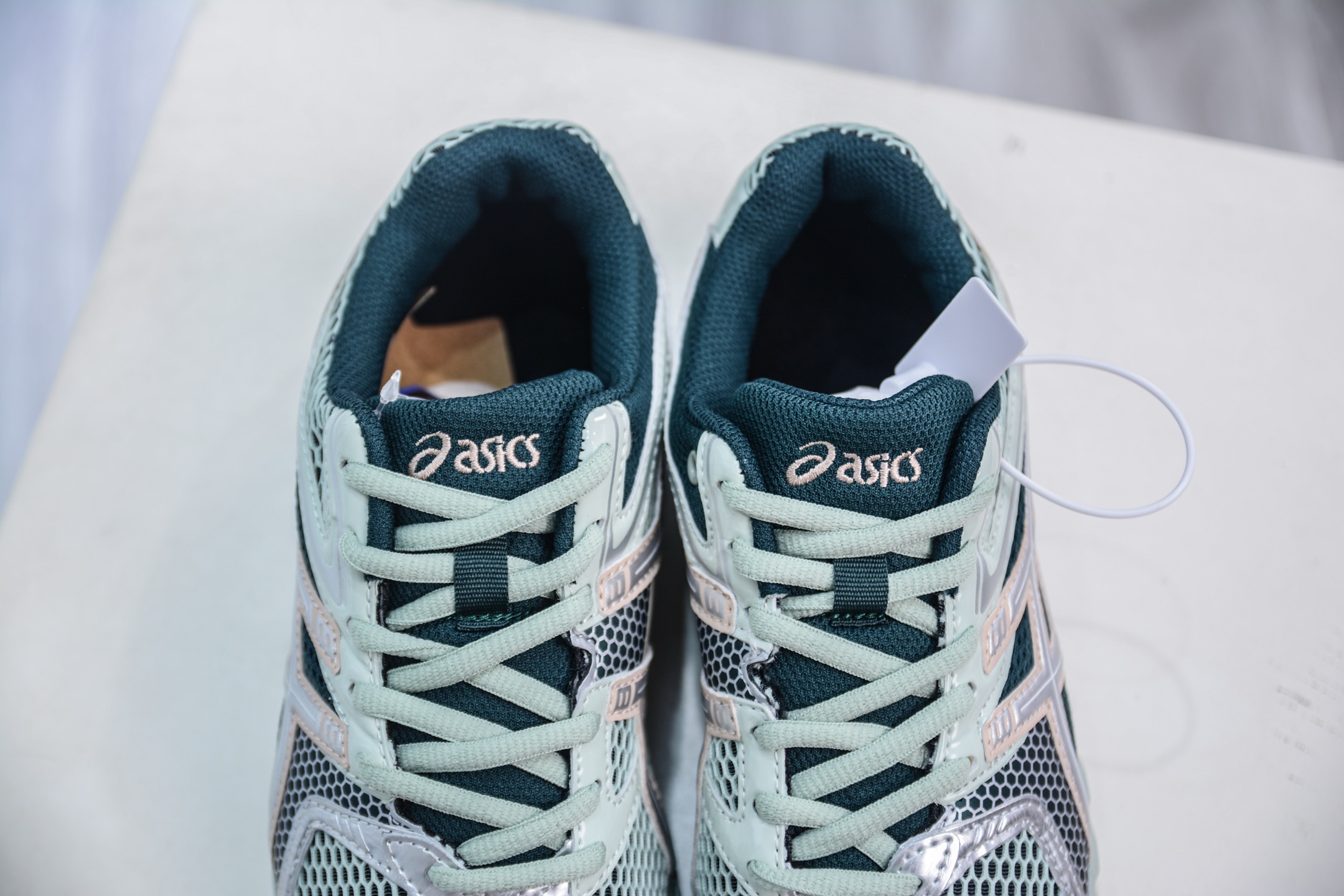 ASICS GEL-DS Trainer 14: Retro-Chic Sneakers for Men and Women 8 i1751638333465 7077 0 7